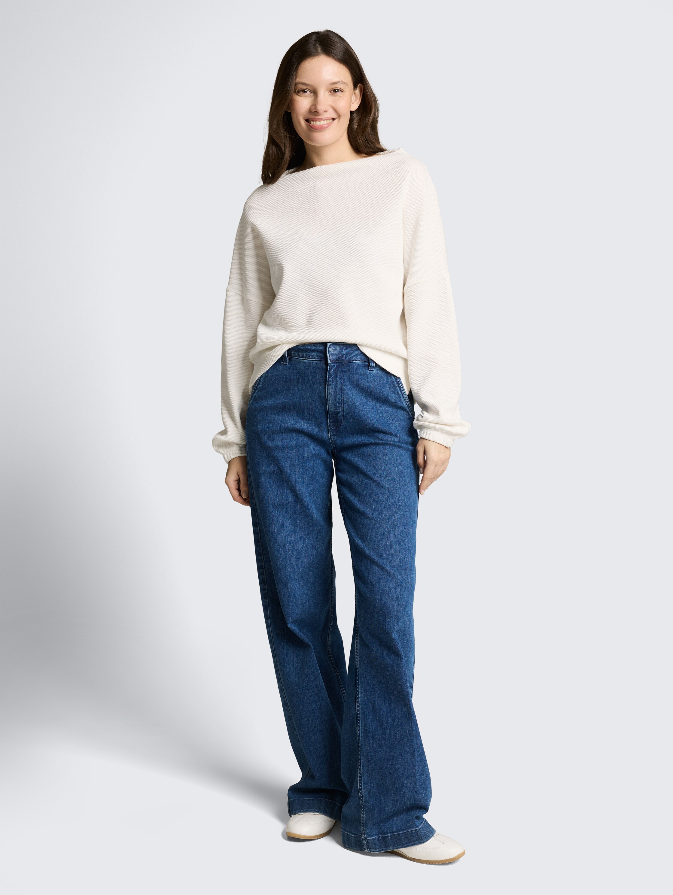 Sweatshirt mit Stehkragen - Whisper White - Model-Vorderansicht