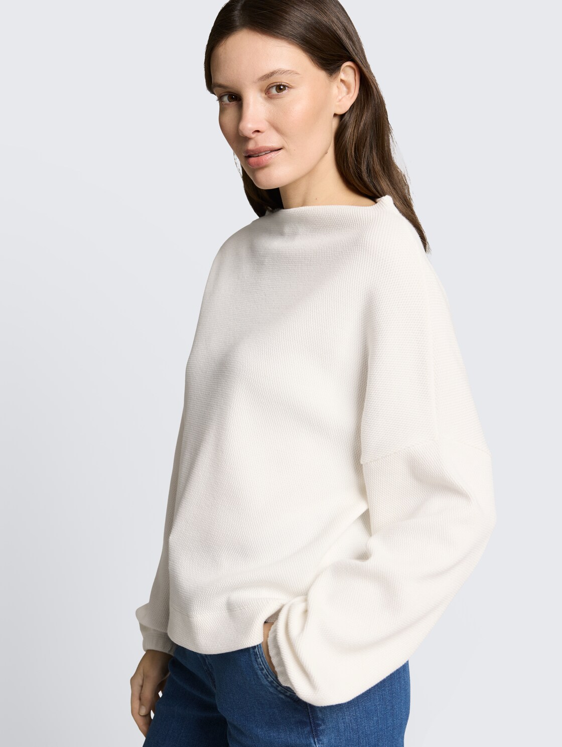 Sweatshirt mit Stehkragen - Whisper White - Detail-Model-Ansicht