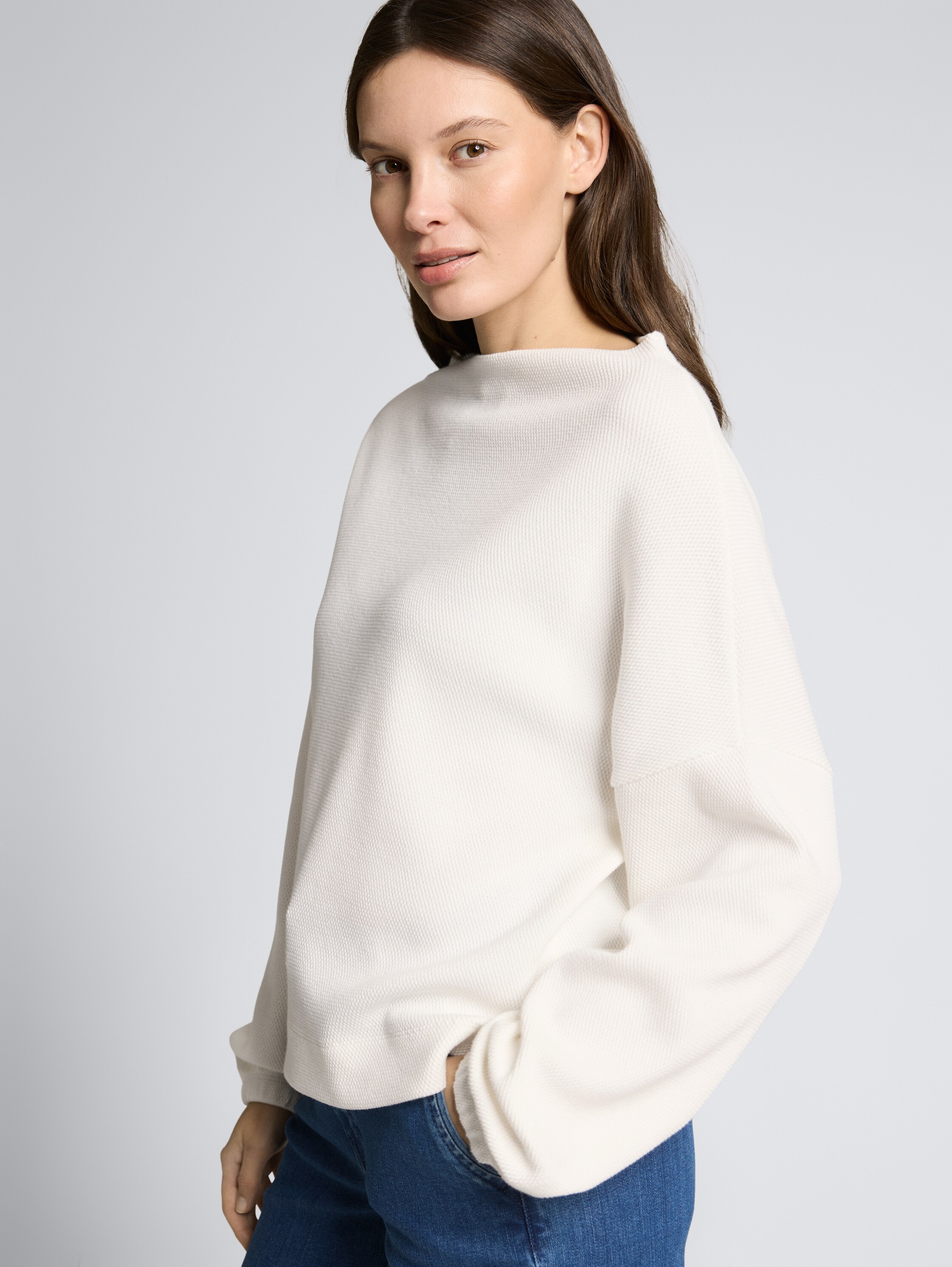 Sweatshirt mit Stehkragen - Whisper White - Detail-Model-Ansicht