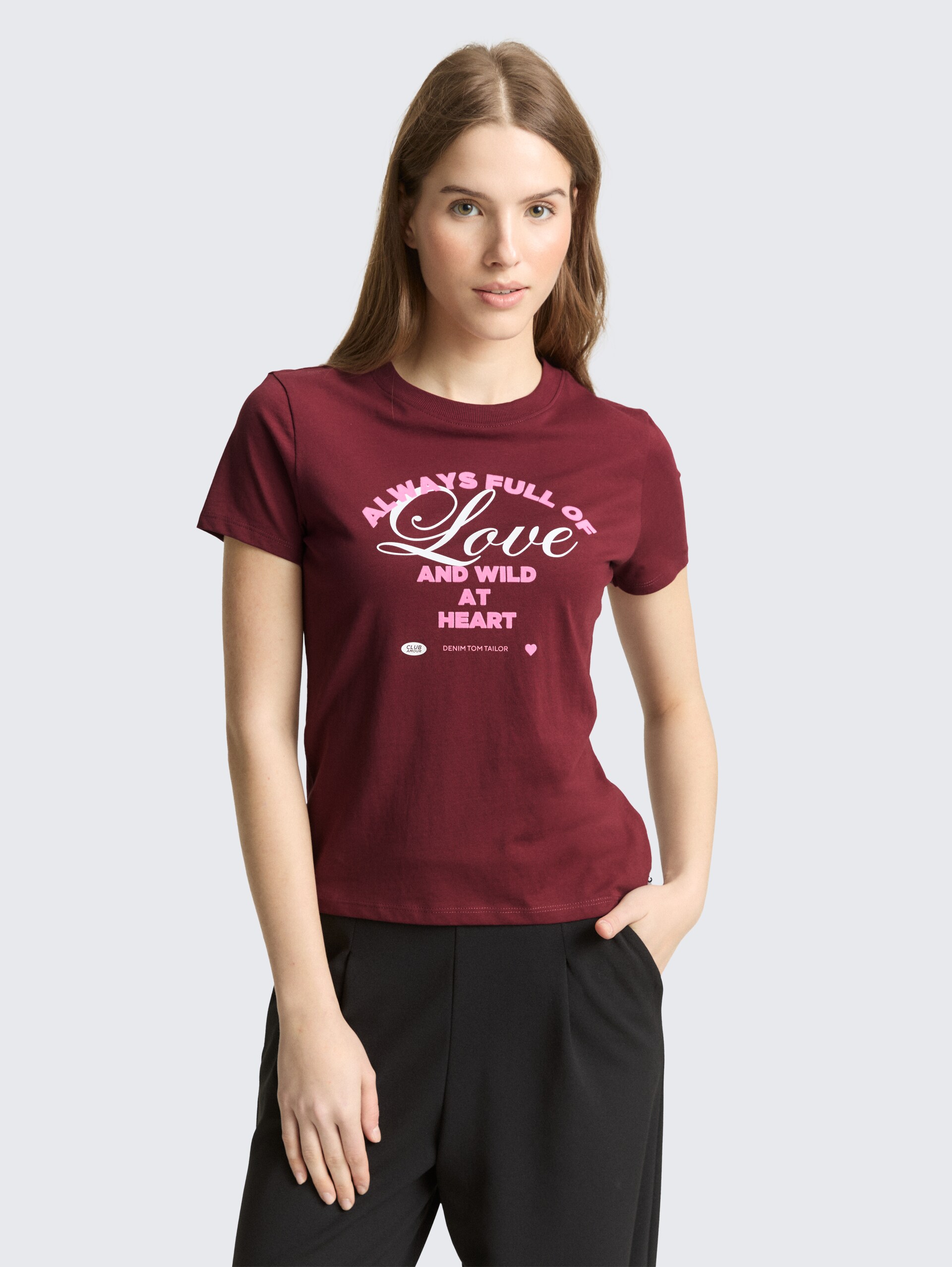 T-Shirt aus Baumwolle - Tawny Port Red - Ausschnitt Model-Vorderansicht