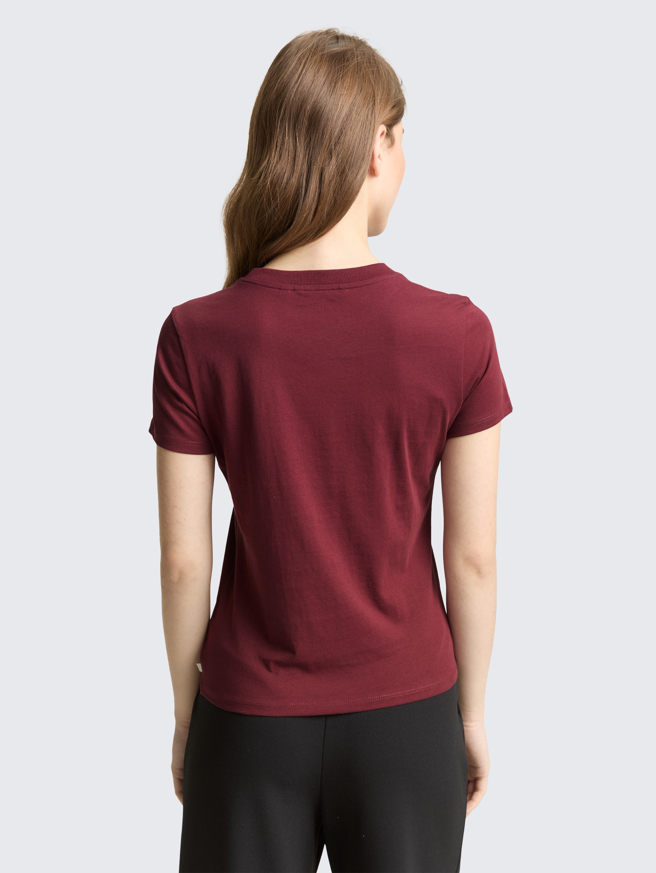 T-Shirt aus Baumwolle - Tawny Port Red - Auschnitt Model-Rückansicht