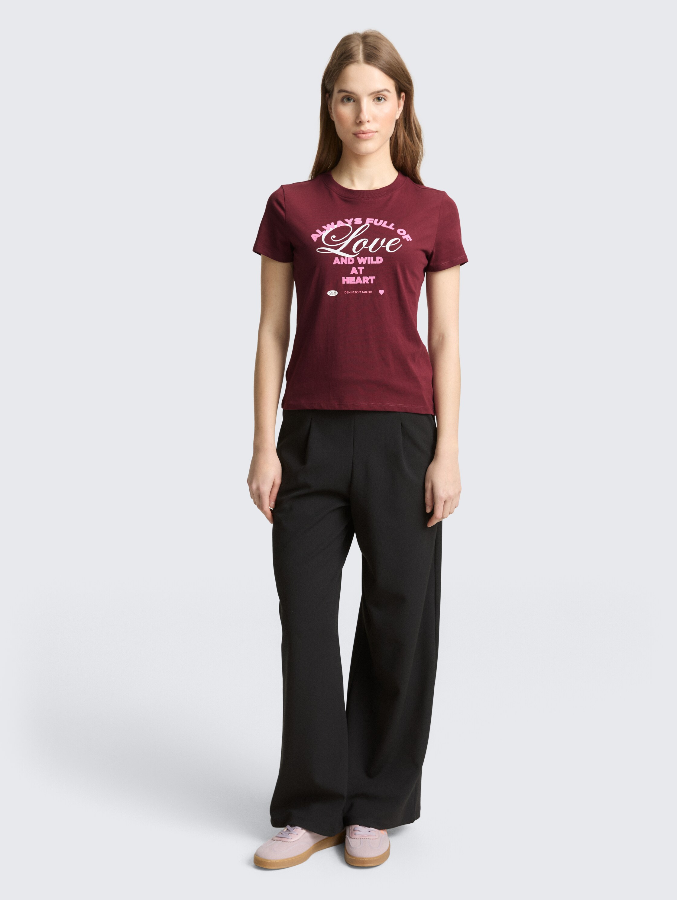 T-Shirt aus Baumwolle - Tawny Port Red - Model-Vorderansicht