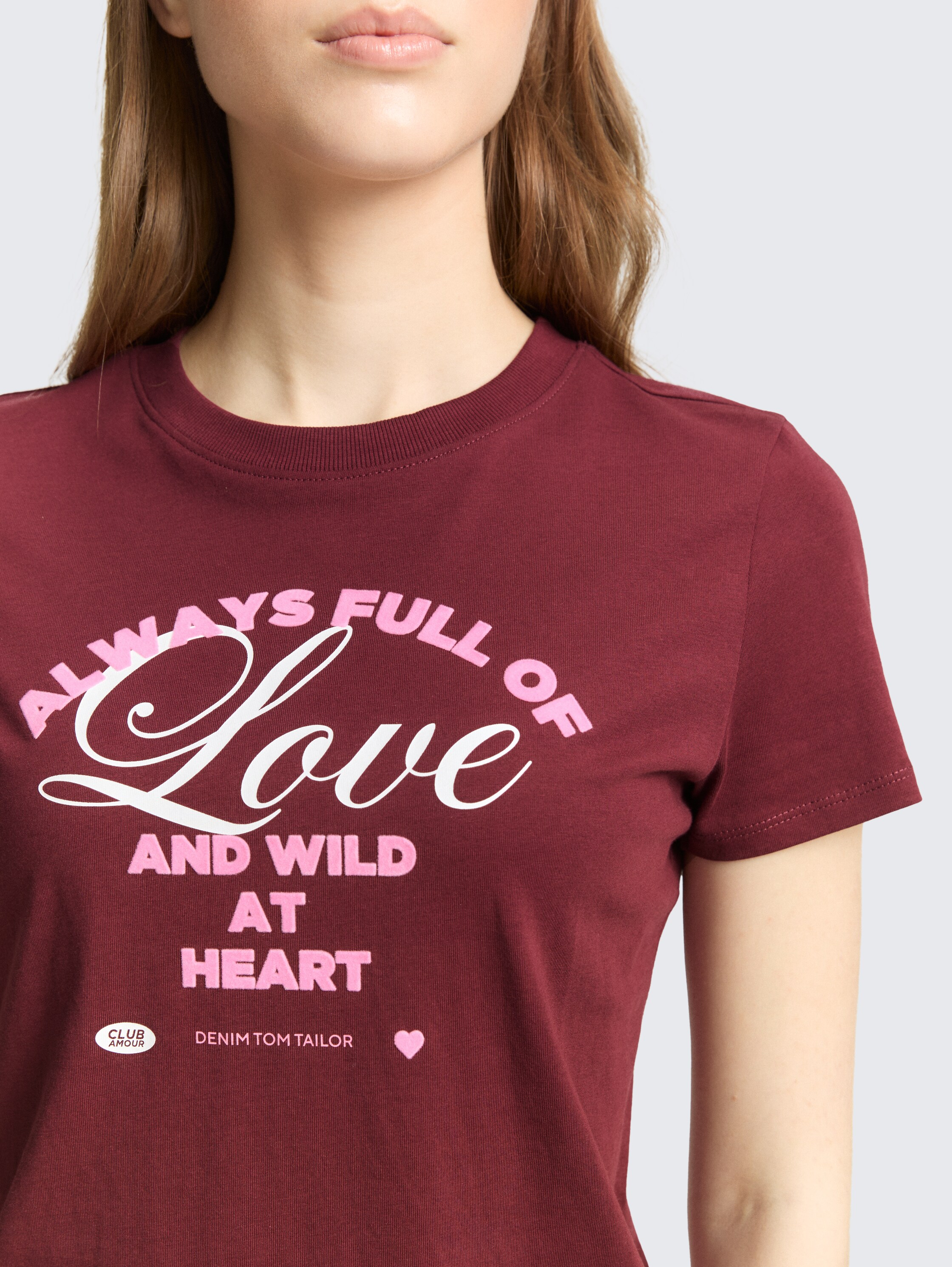 T-Shirt aus Baumwolle - Tawny Port Red - Detail-Model-Ansicht