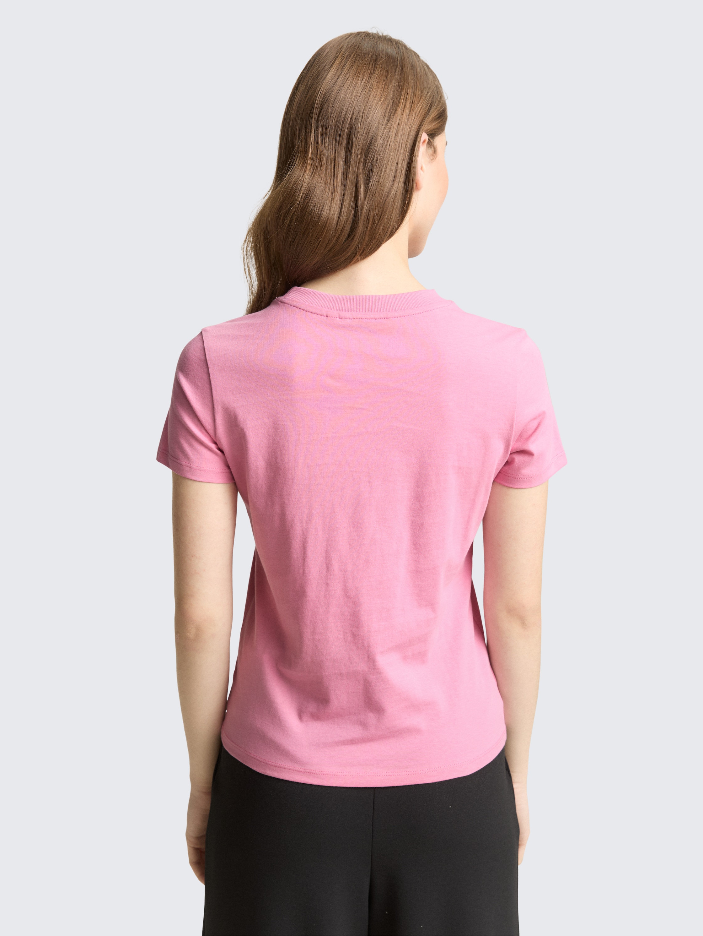 T-Shirt aus Baumwolle - Soft Blush Rose - Auschnitt Model-Rückansicht