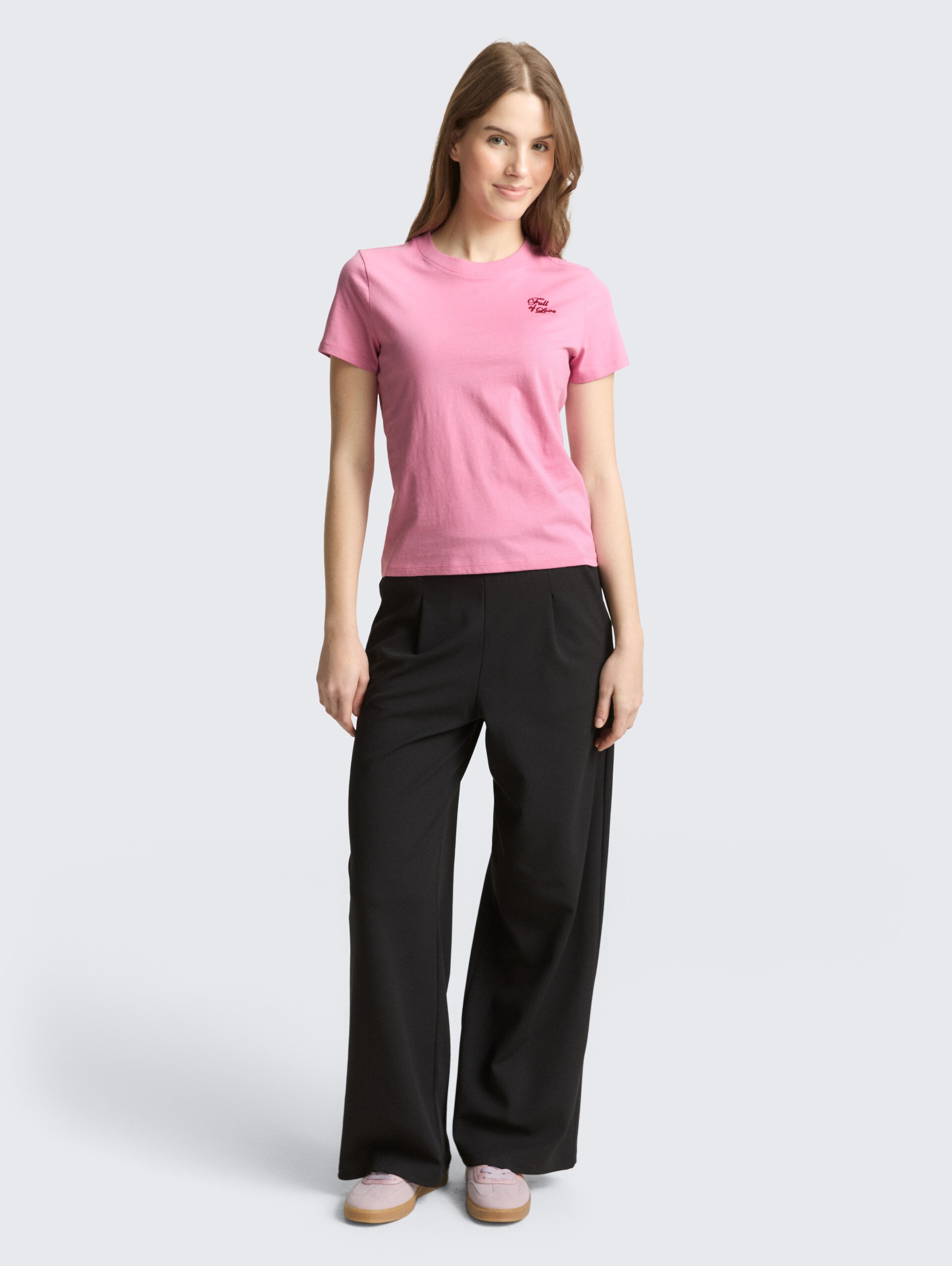 T-Shirt aus Baumwolle - Soft Blush Rose - Model-Vorderansicht