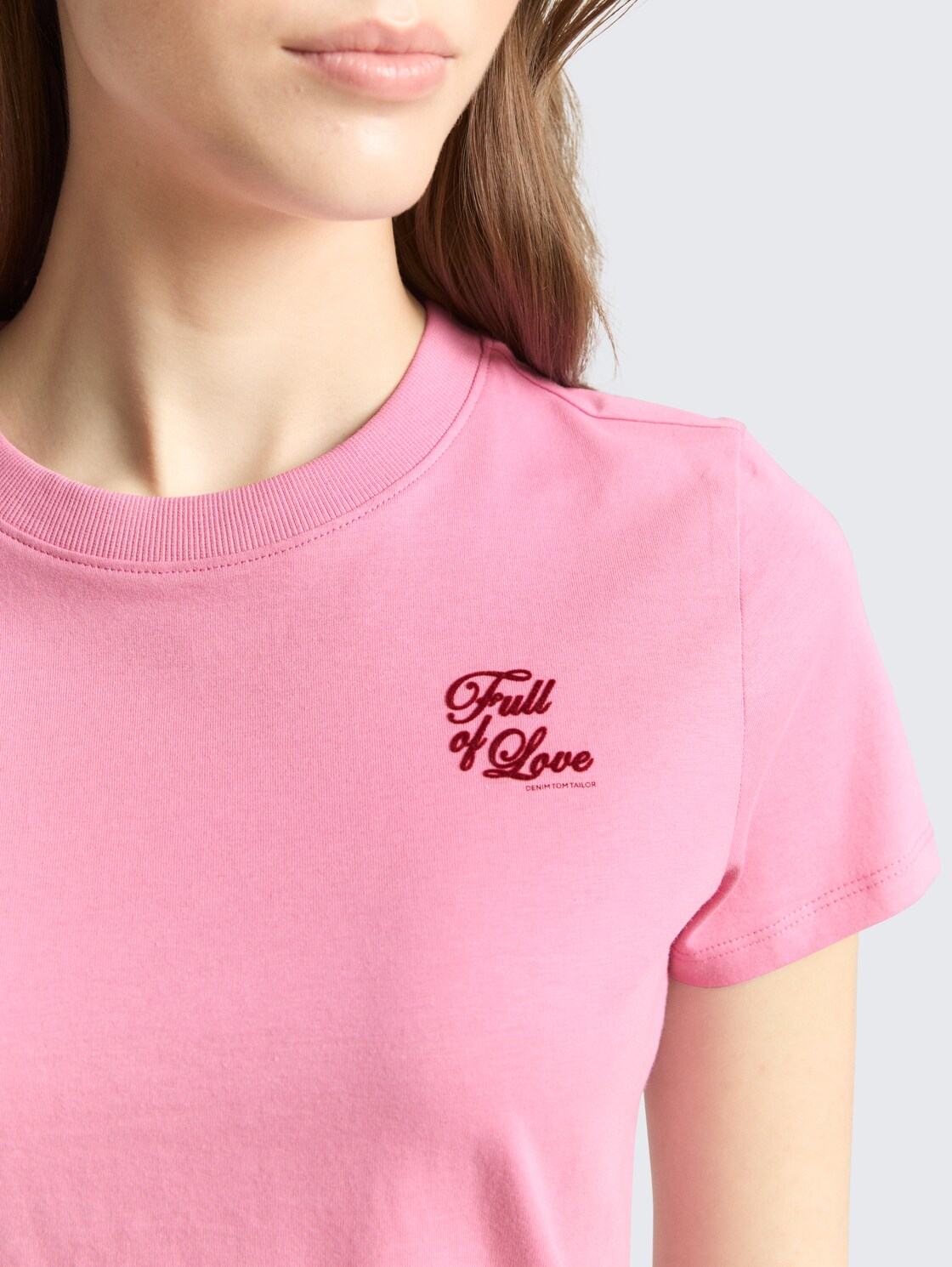 T-Shirt aus Baumwolle - Soft Blush Rose - Detail-Model-Ansicht