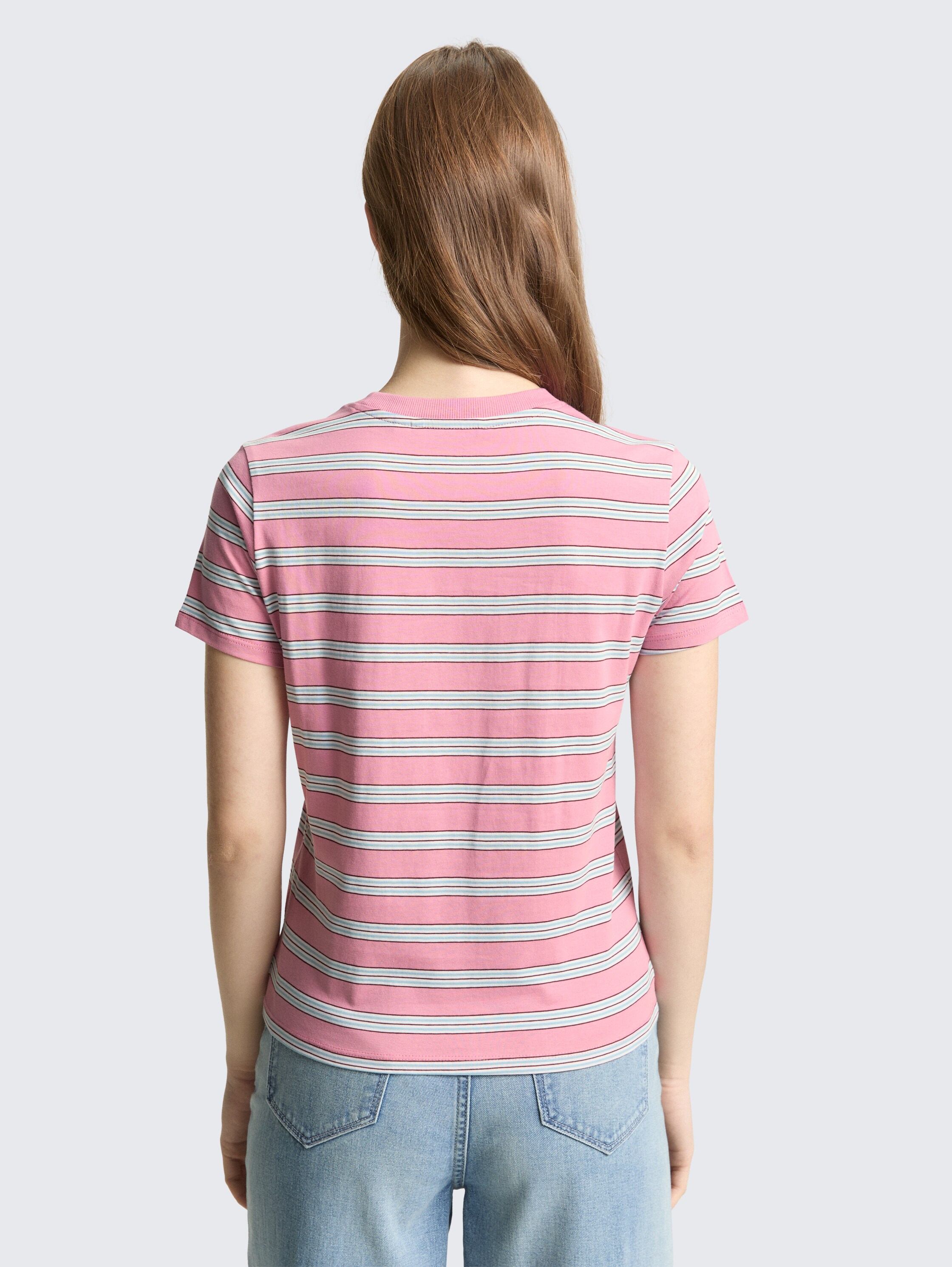 T-Shirt aus Baumwolle - pink blue multicolor stripe - Auschnitt Model-Rückansicht