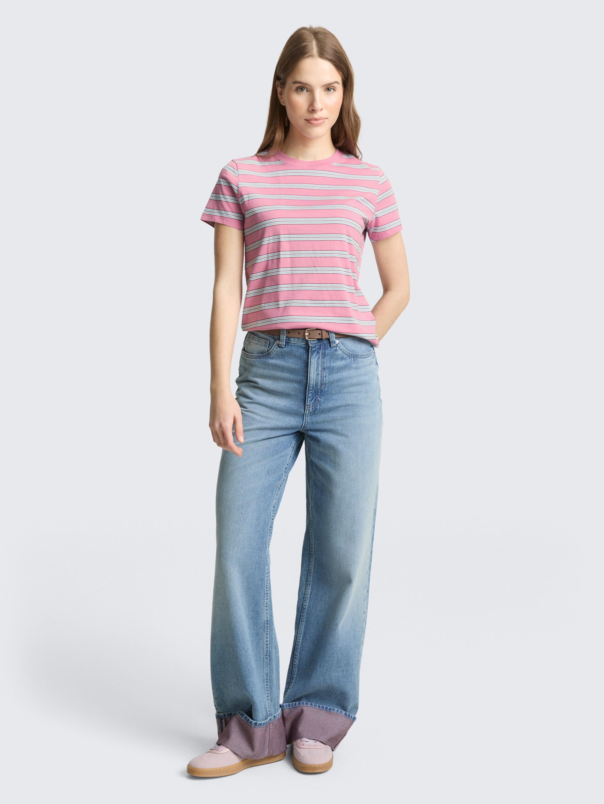 T-Shirt aus Baumwolle - pink blue multicolor stripe - Model-Vorderansicht