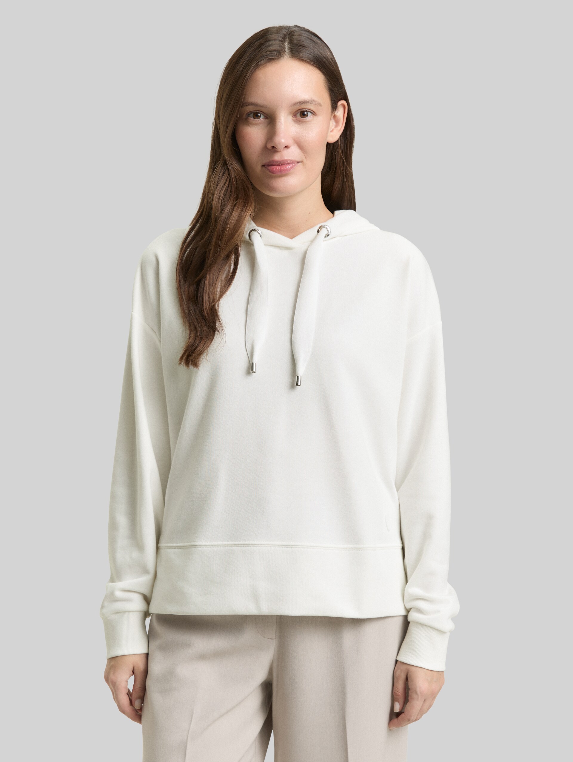 Hoodie sweatshirt with heart detail - Whisper White - Neckline model front view