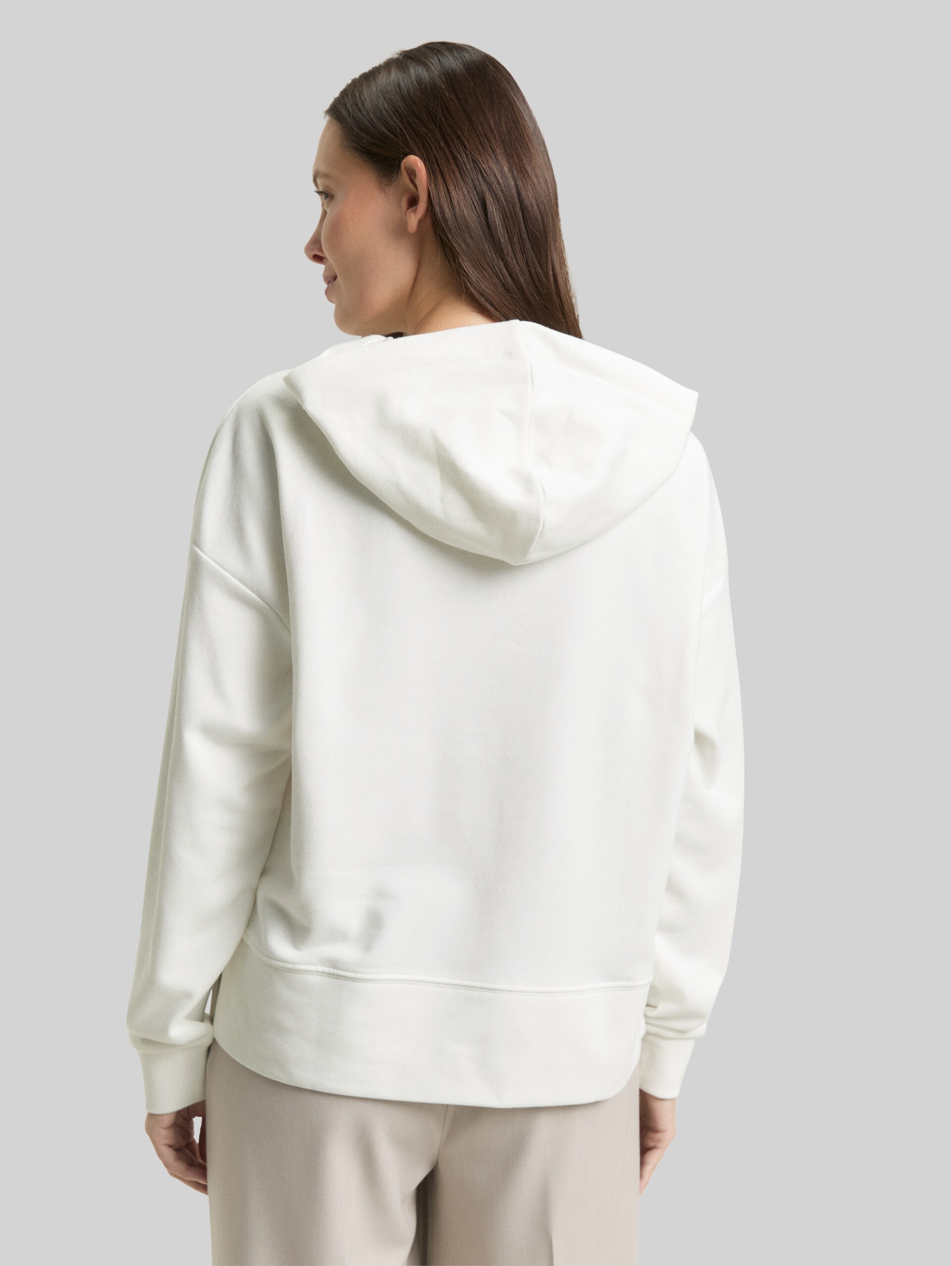 Hoodie sweatshirt with heart detail - Whisper White - Neckline model-back view