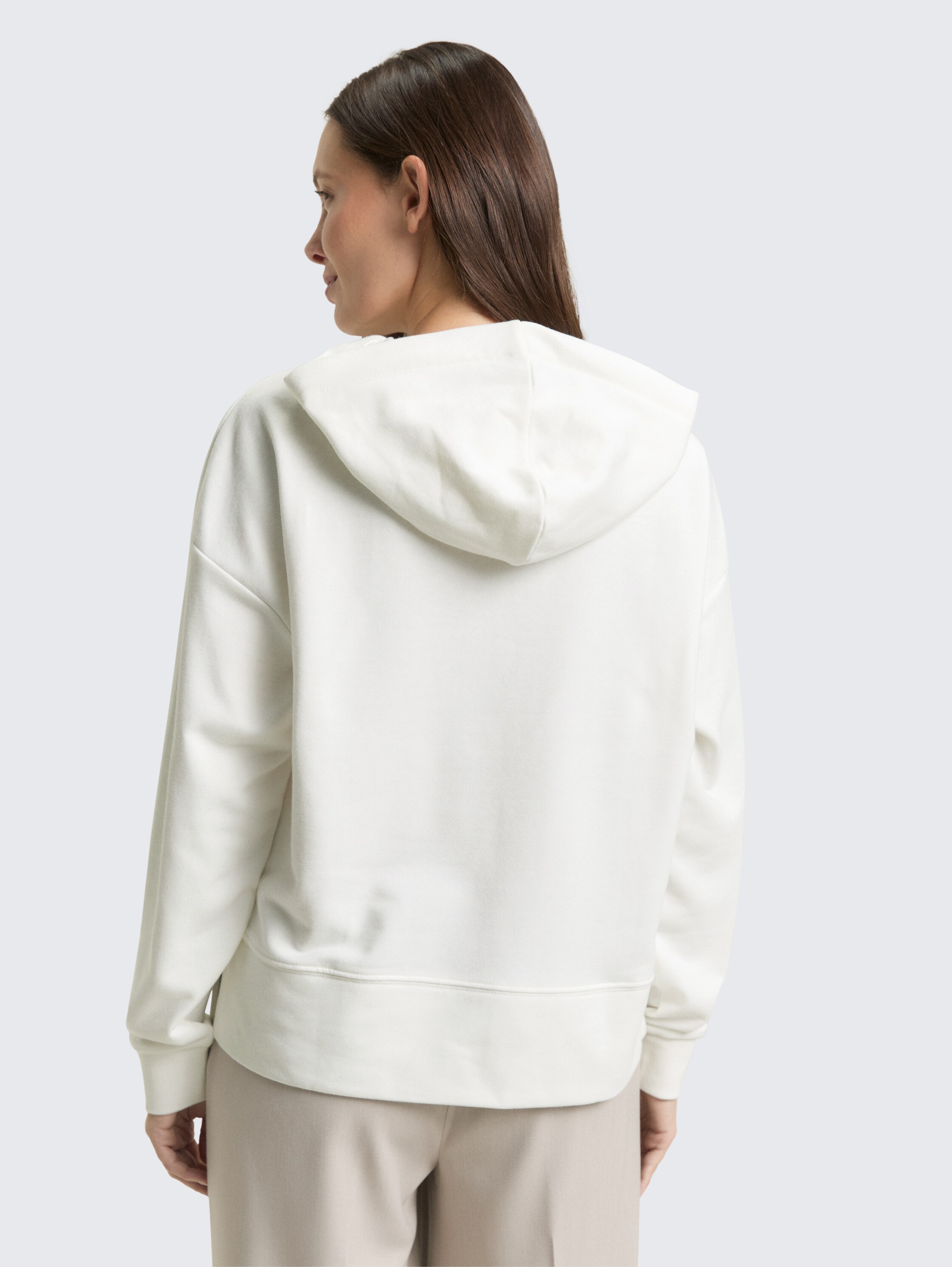 Hoodie Sweatshirt mit Herz-Detail - Whisper White - Auschnitt Model-Rückansicht