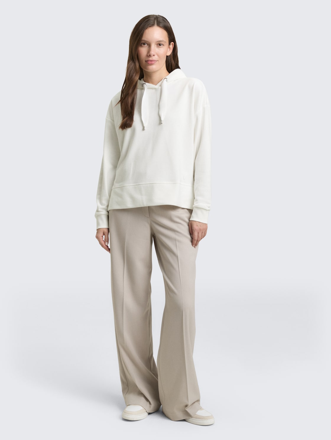 Hoodie Sweatshirt mit Herz-Detail - Whisper White - Model-Vorderansicht