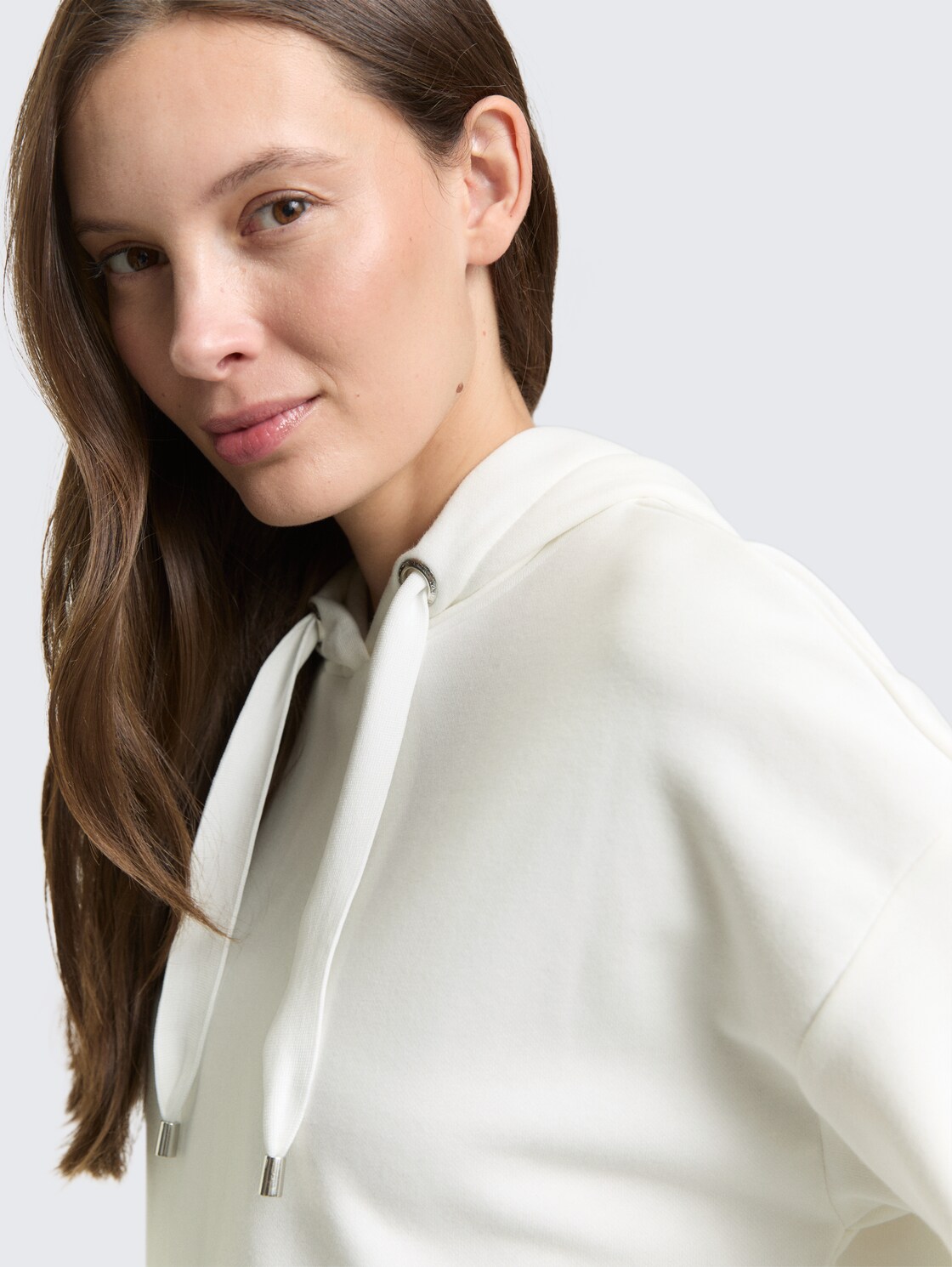 Hoodie Sweatshirt mit Herz-Detail - Whisper White - Detail-Model-Ansicht