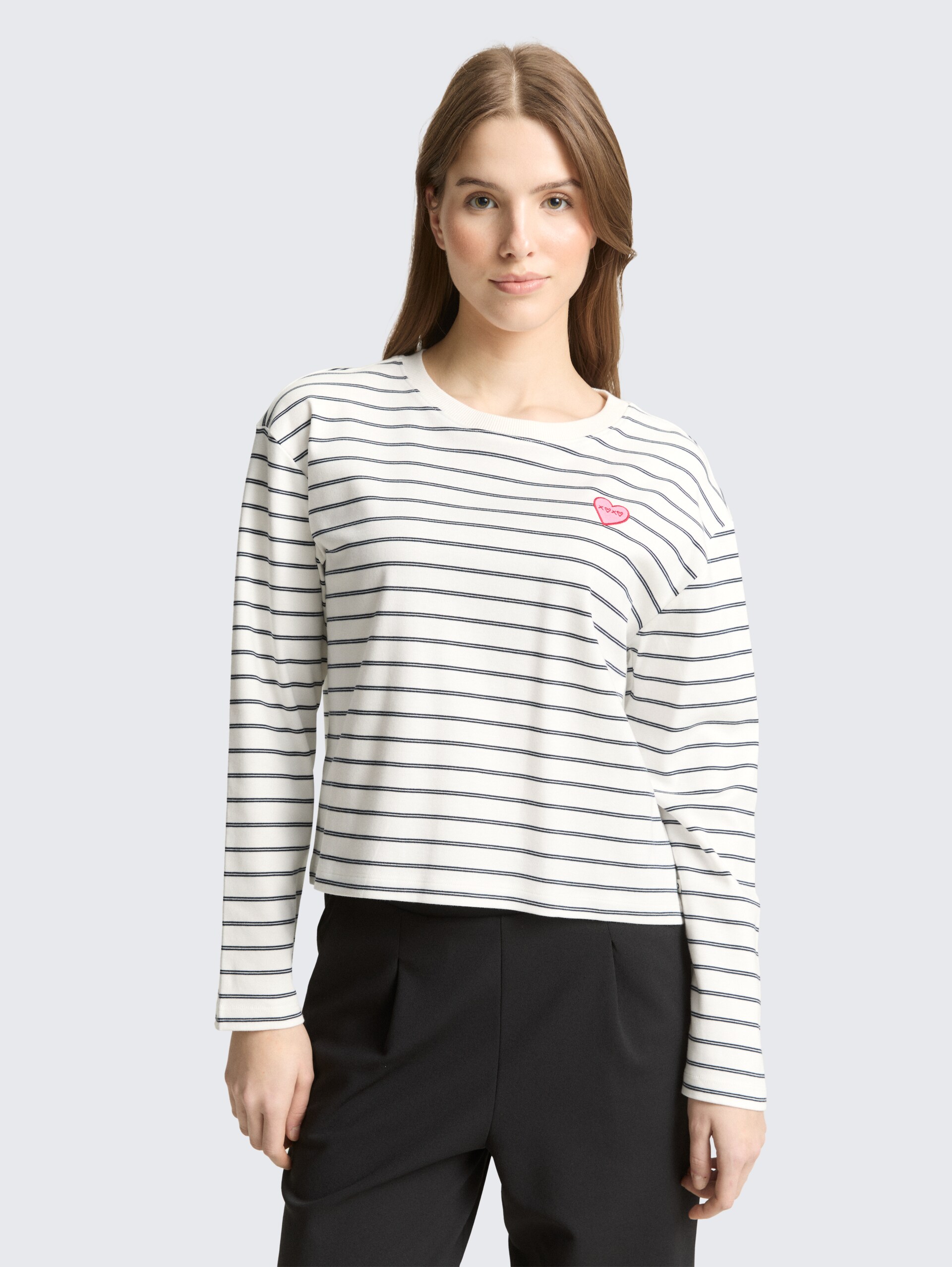 Boxy Fit Langarmshirt mit Herz-Stickerei - off white navy stripe - Ausschnitt Model-Vorderansicht