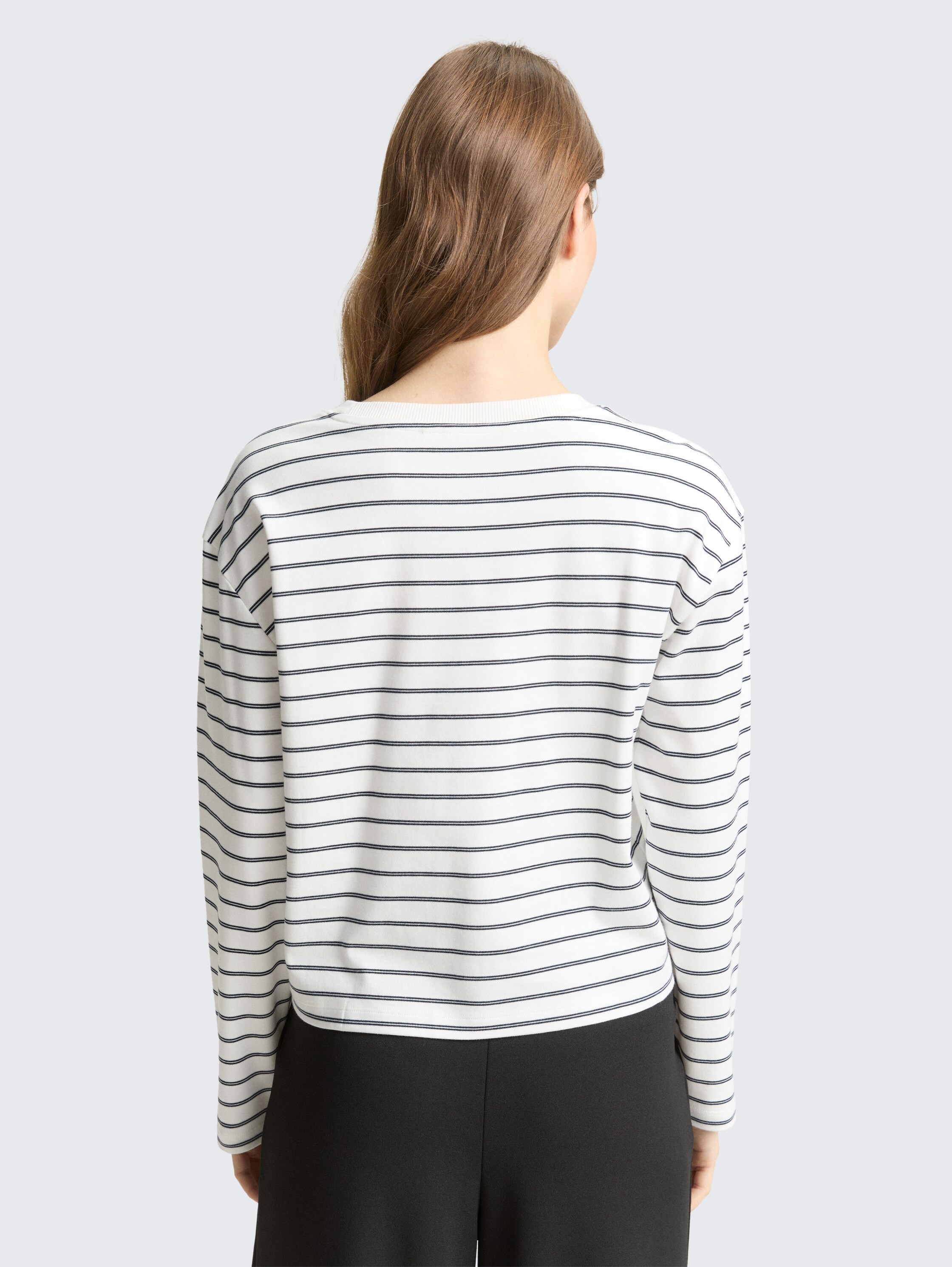 Boxy Fit Langarmshirt mit Herz-Stickerei - off white navy stripe - Auschnitt Model-Rückansicht