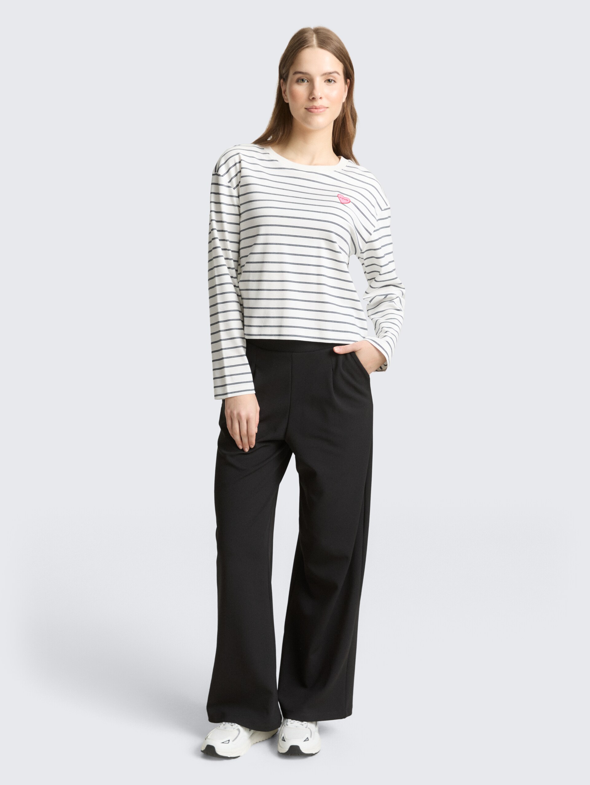 Boxy Fit Langarmshirt mit Herz-Stickerei - off white navy stripe - Model-Vorderansicht