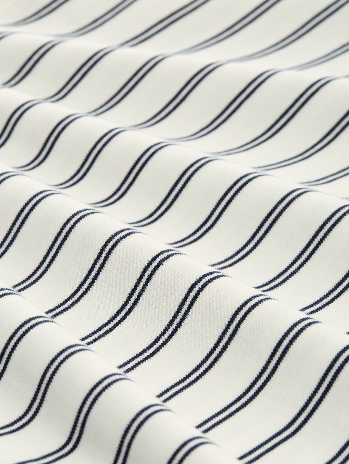 Boxy Fit Langarmshirt mit Herz-Stickerei - off white navy stripe - Material-Ansicht