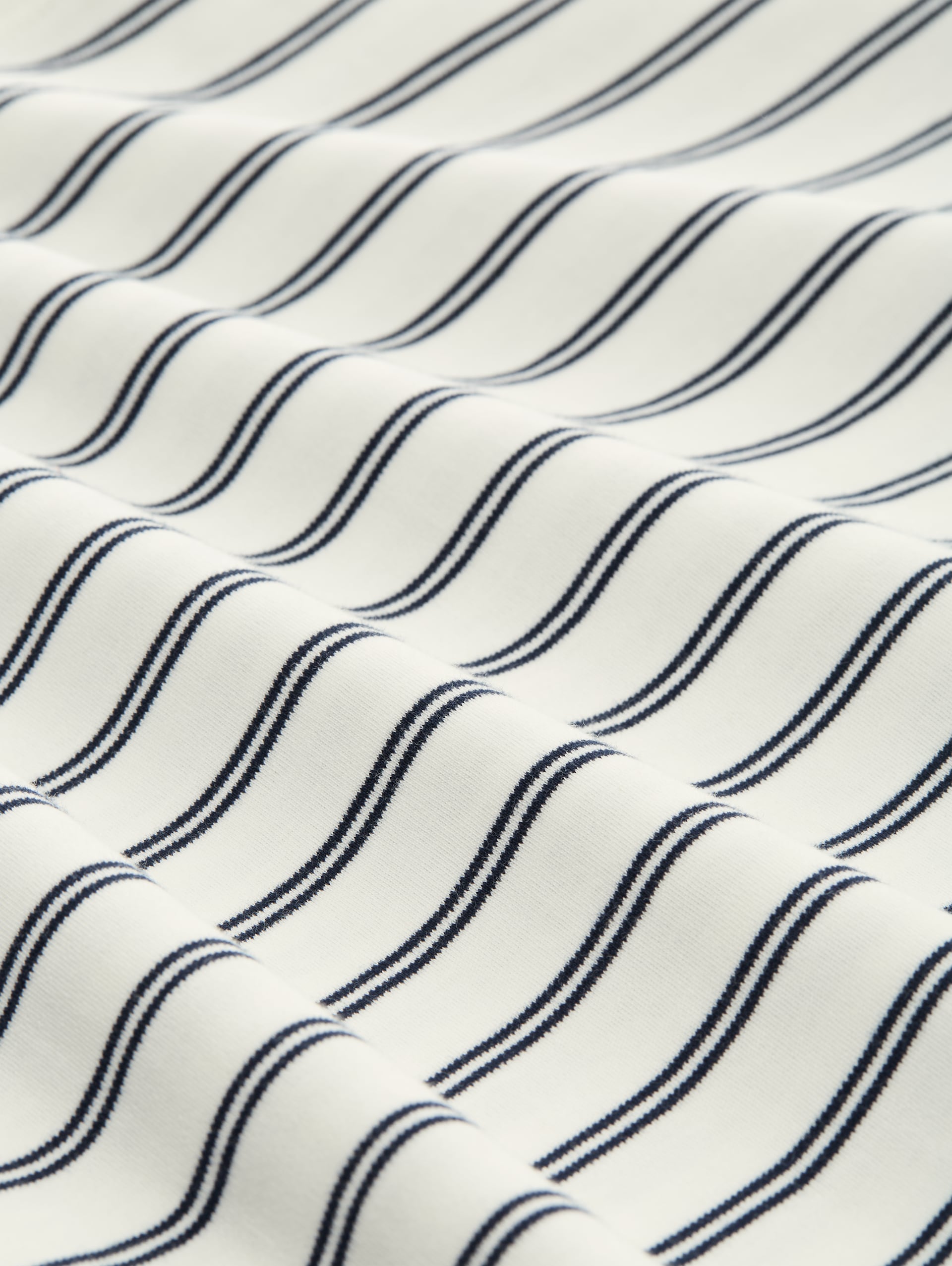 Boxy Fit Langarmshirt mit Herz-Stickerei - off white navy stripe - Material-Ansicht