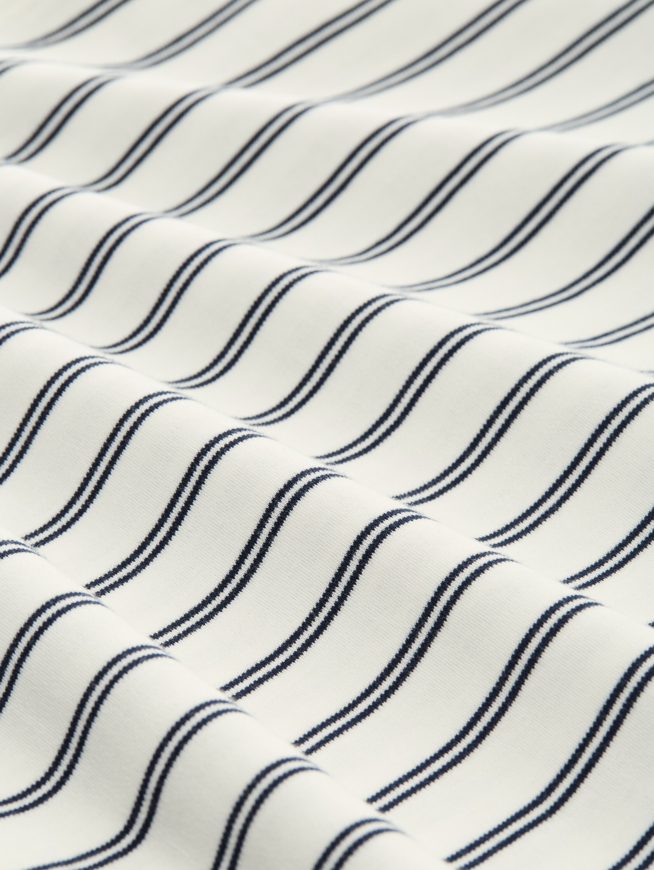 Boxy Fit Langarmshirt mit Herz-Stickerei - off white navy stripe - Material-Ansicht