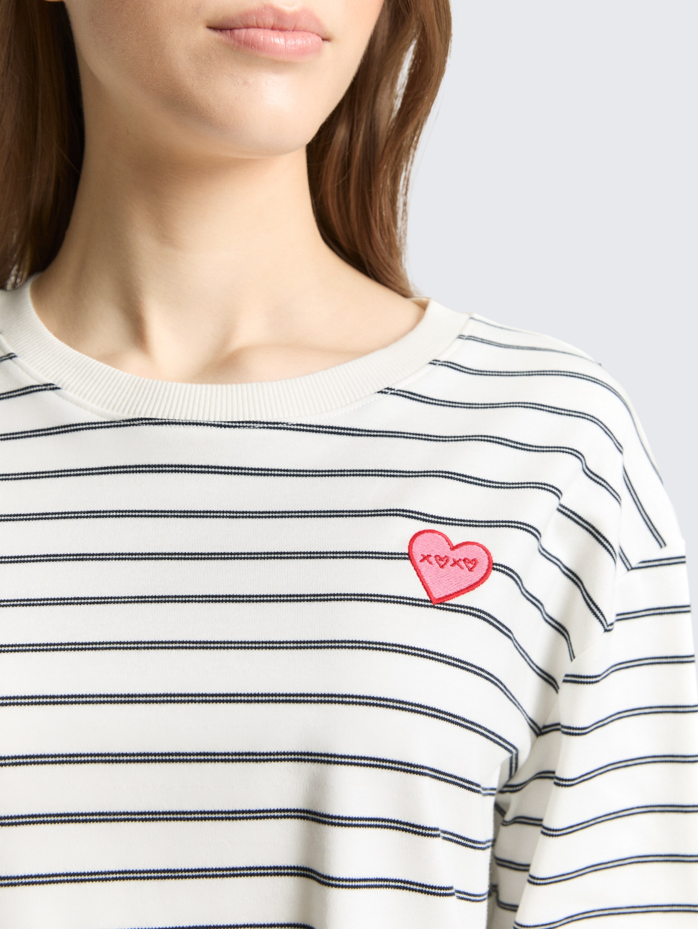 Boxy Fit Langarmshirt mit Herz-Stickerei - off white navy stripe - Detail-Model-Ansicht