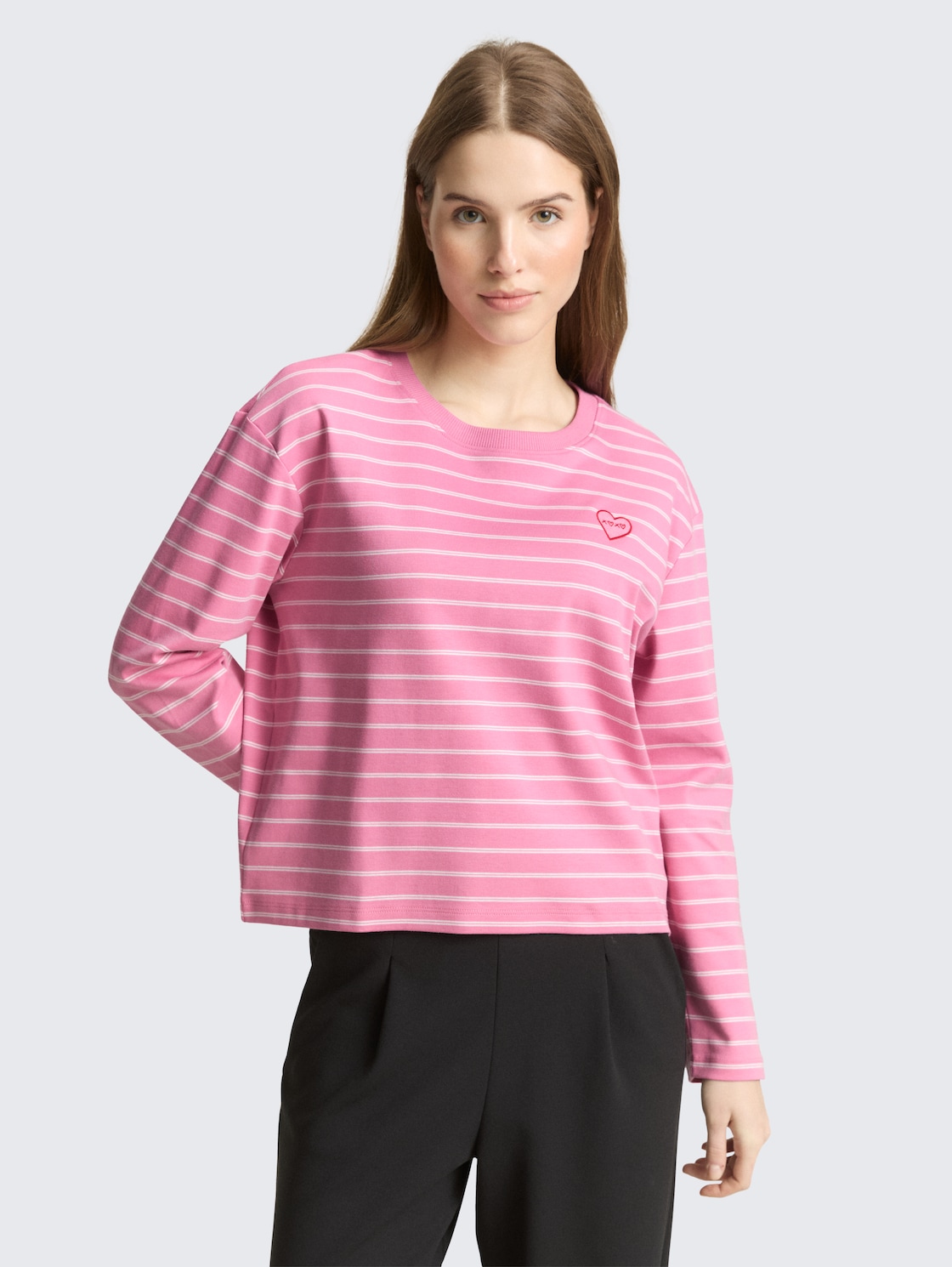 Boxy Fit Langarmshirt mit Herz-Stickerei - pink white stripe - Ausschnitt Model-Vorderansicht