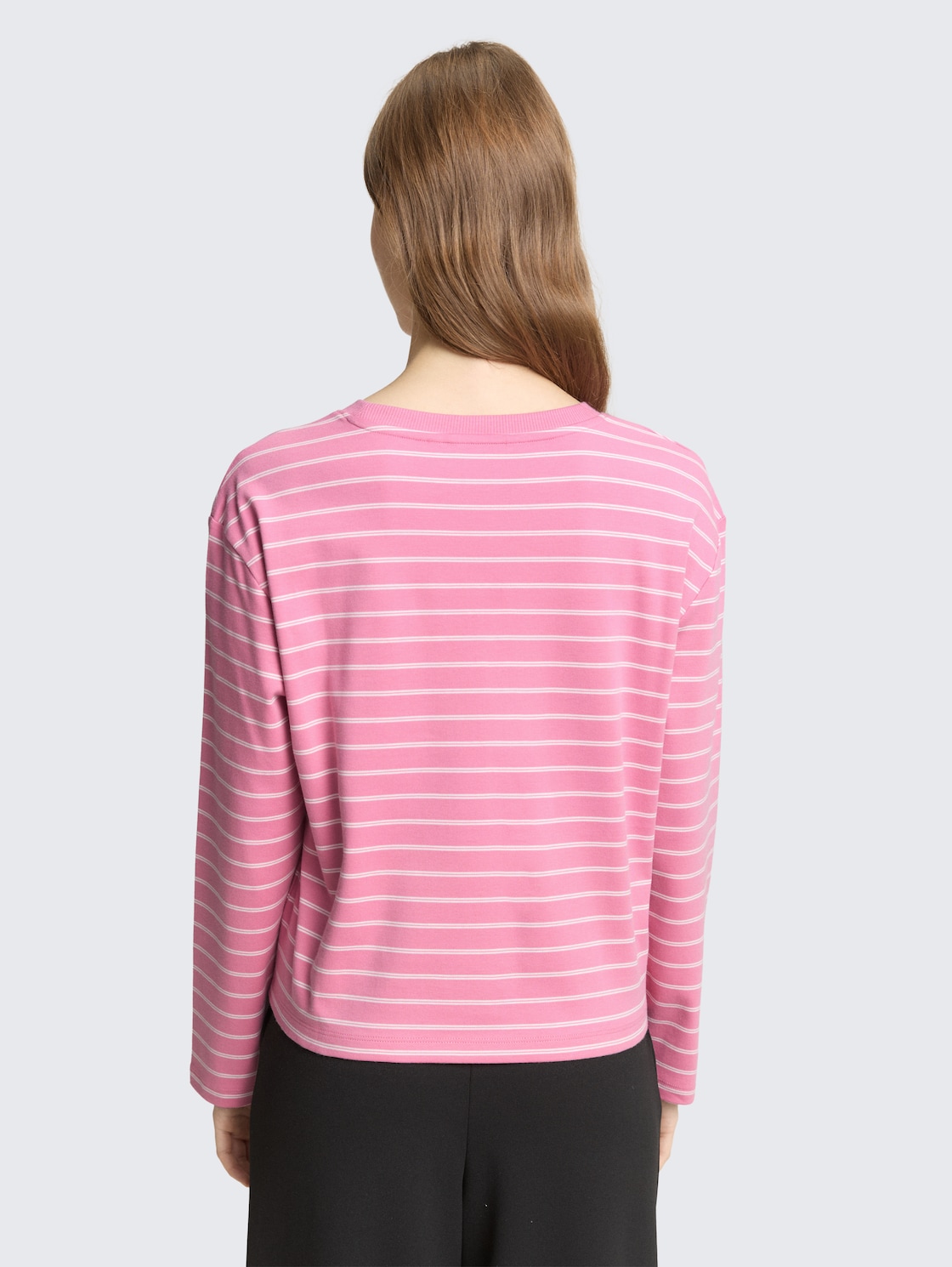 Boxy Fit Langarmshirt mit Herz-Stickerei - pink white stripe - Auschnitt Model-Rückansicht