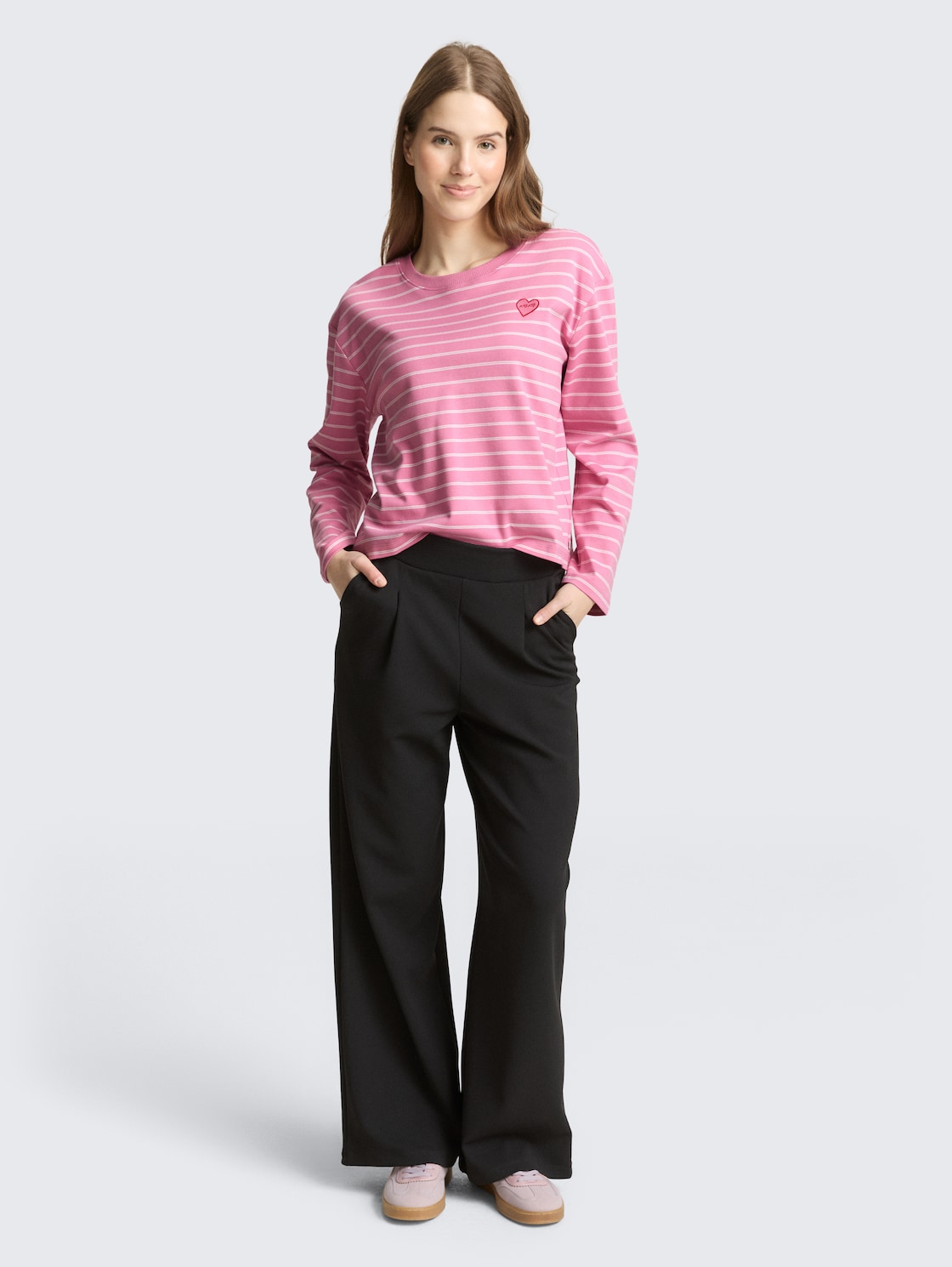 Boxy Fit Langarmshirt mit Herz-Stickerei - pink white stripe - Model-Vorderansicht