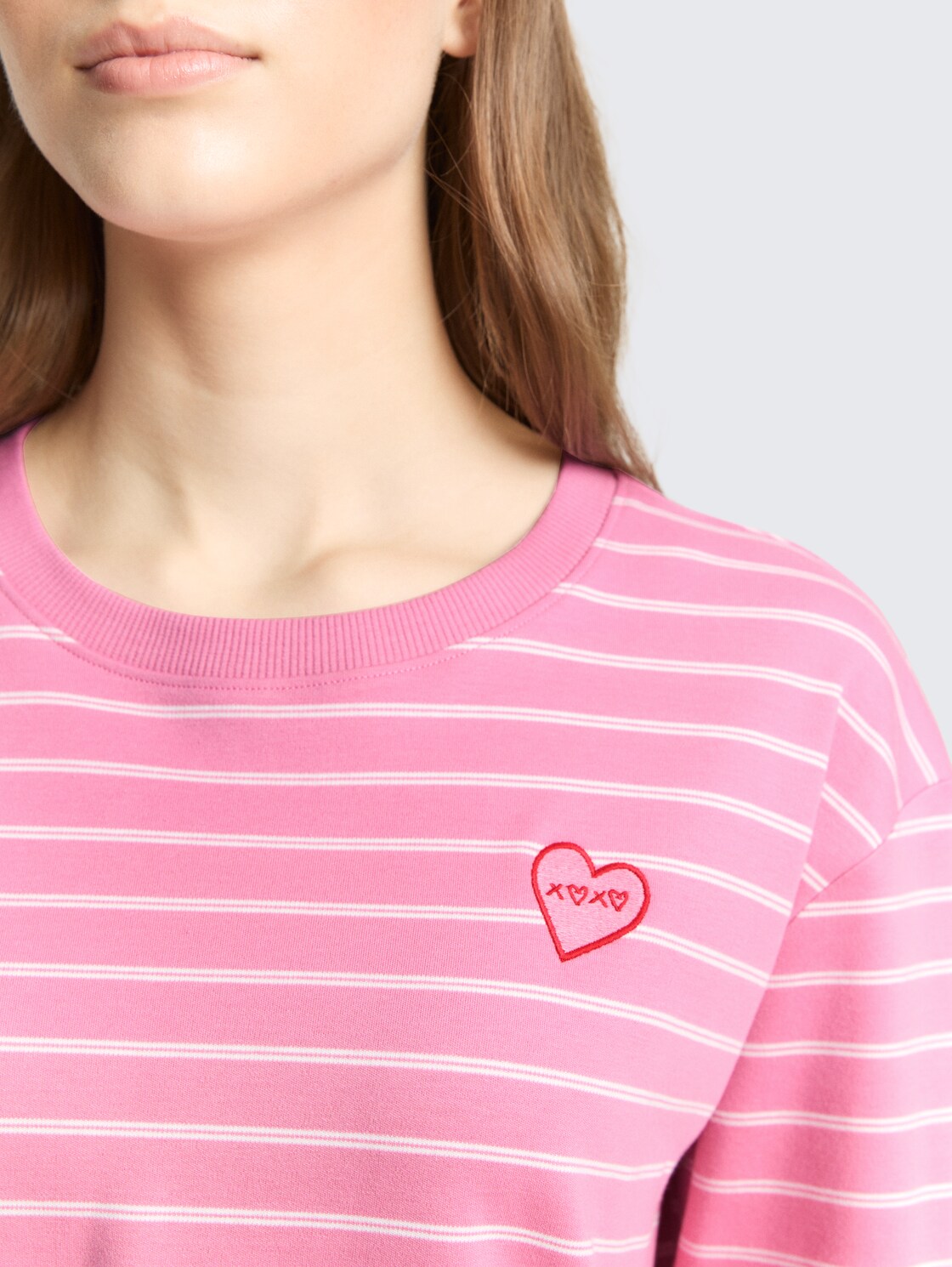 Boxy Fit Langarmshirt mit Herz-Stickerei - pink white stripe - Detail-Model-Ansicht