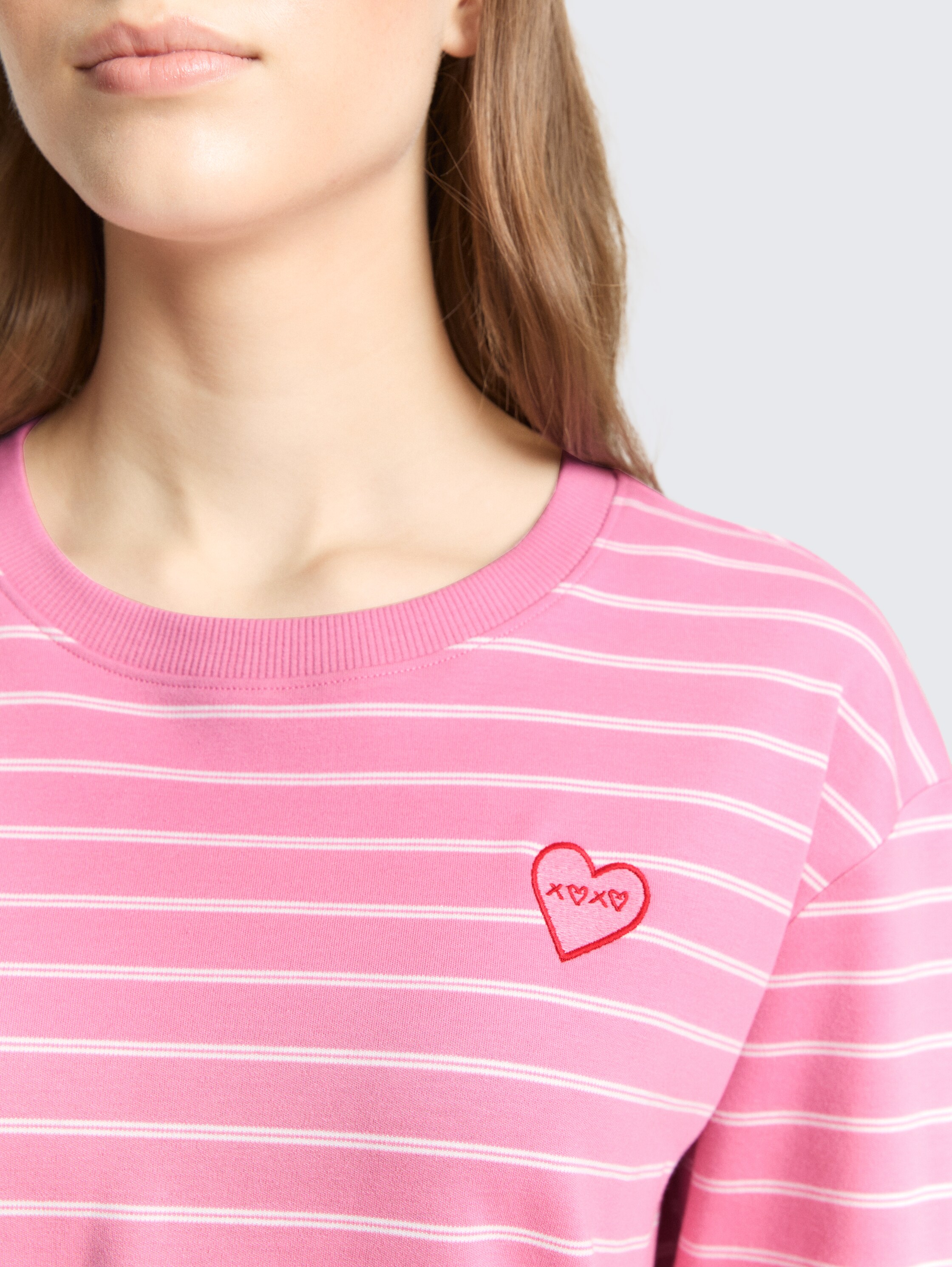 Boxy Fit Langarmshirt mit Herz-Stickerei - pink white stripe - Detail-Model-Ansicht