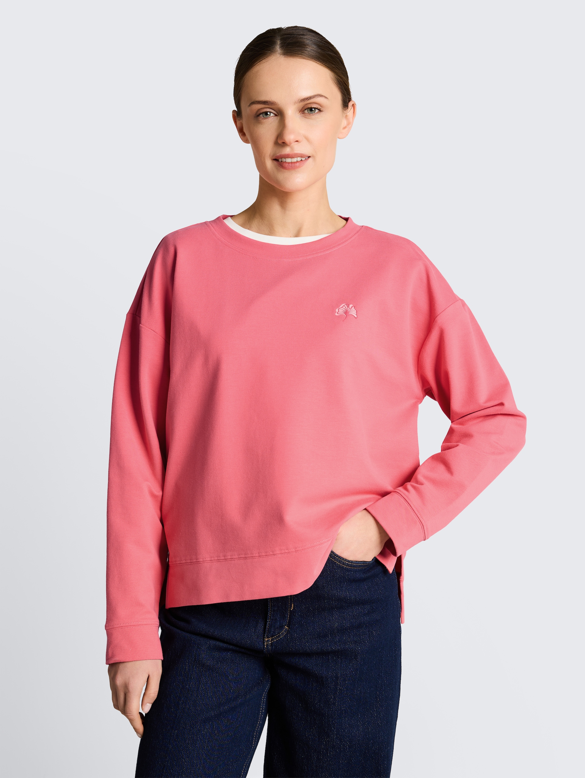 Sweatshirt mit Rückenprint - soft coral pink - Ausschnitt Model-Vorderansicht