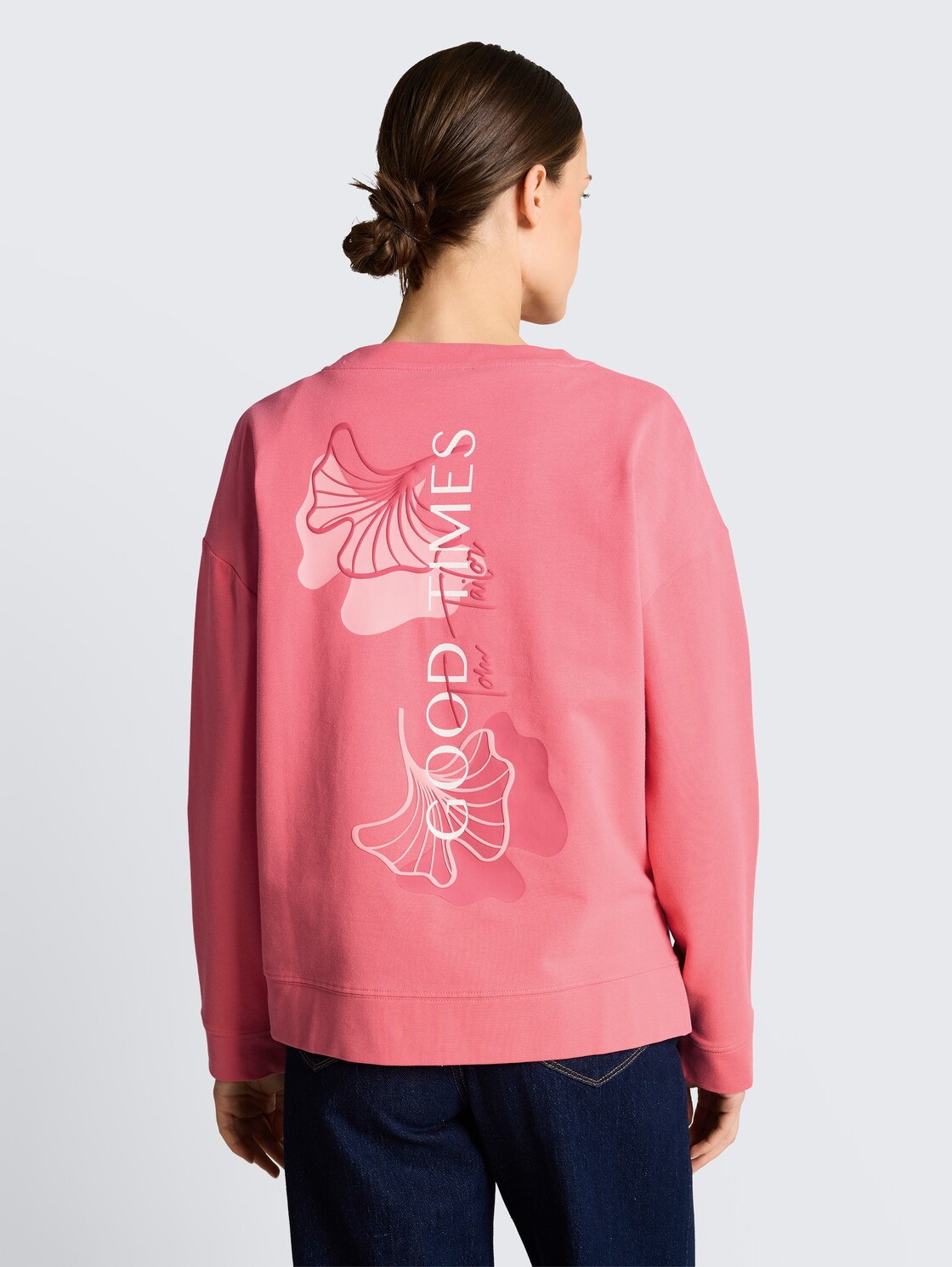 Sweatshirt mit Rückenprint - soft coral pink - Auschnitt Model-Rückansicht