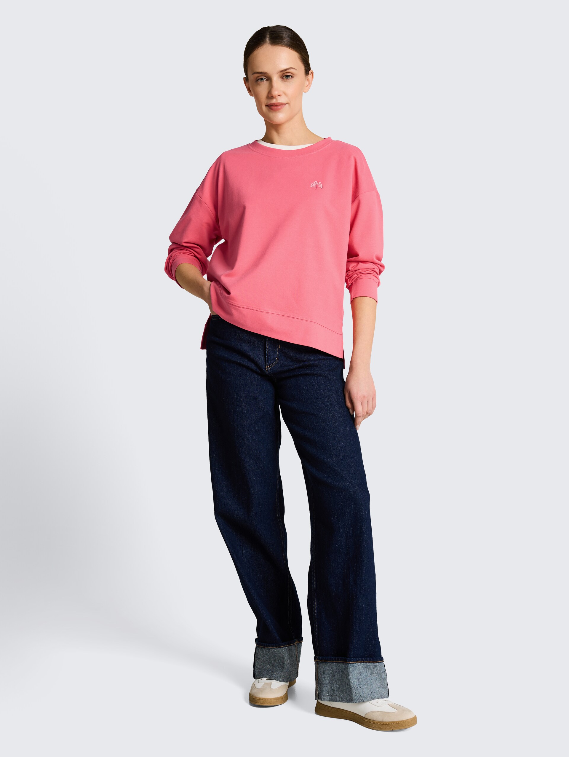 Sweatshirt mit Rückenprint - soft coral pink - Model-Vorderansicht