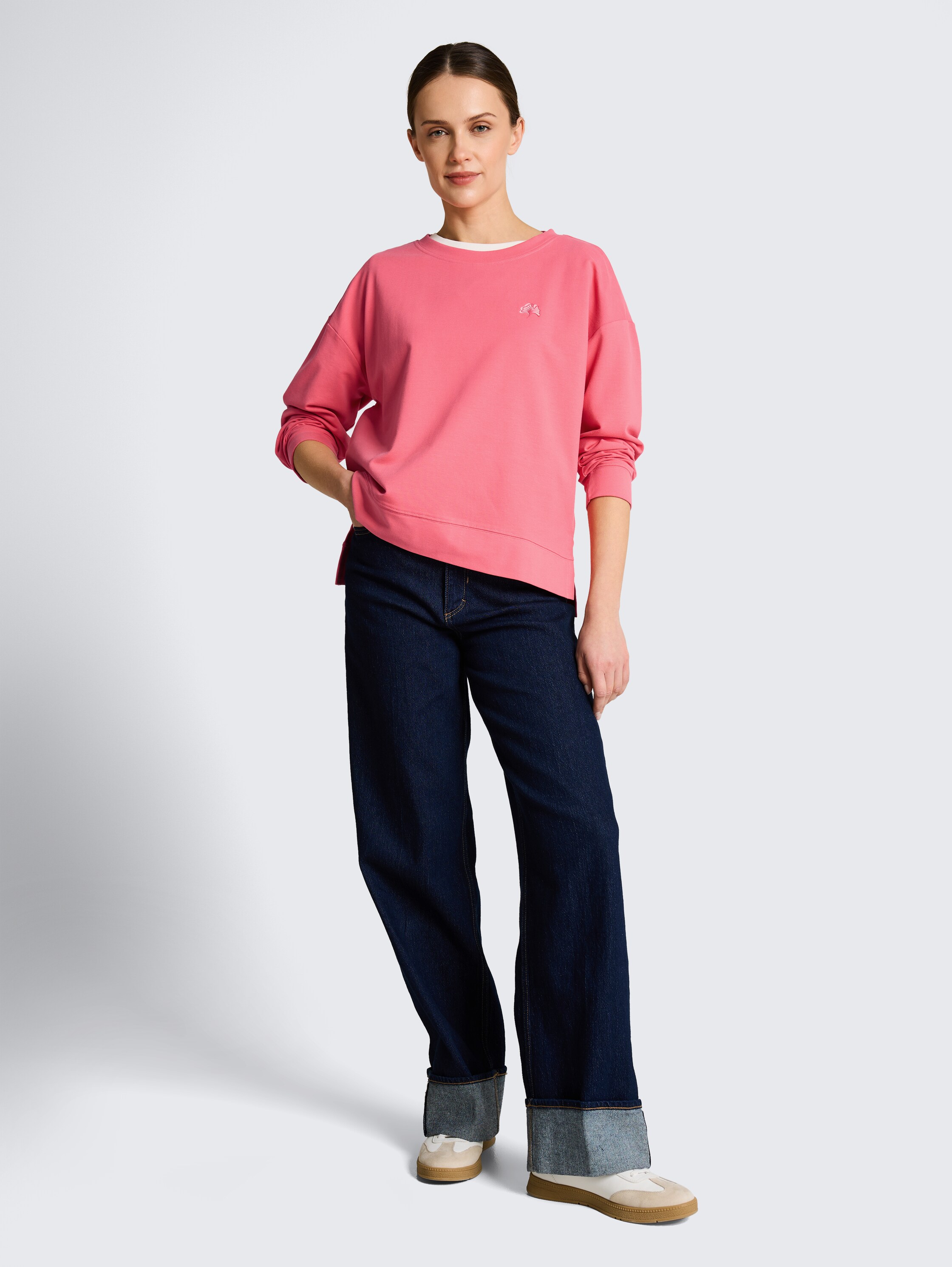 Sweatshirt mit Rückenprint - soft coral pink - Model-Vorderansicht