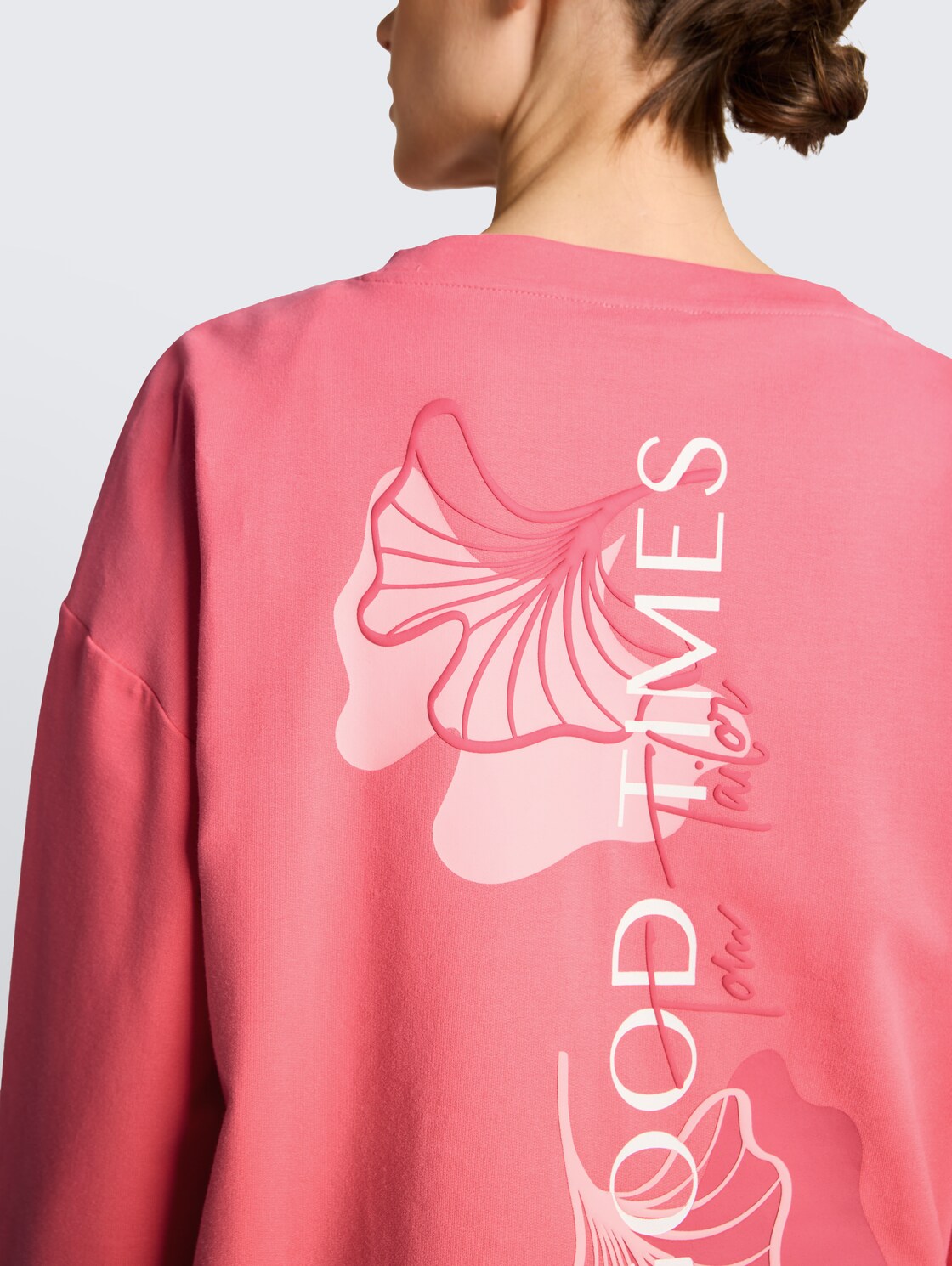 Sweatshirt mit Rückenprint - soft coral pink - Detail-Model-Ansicht