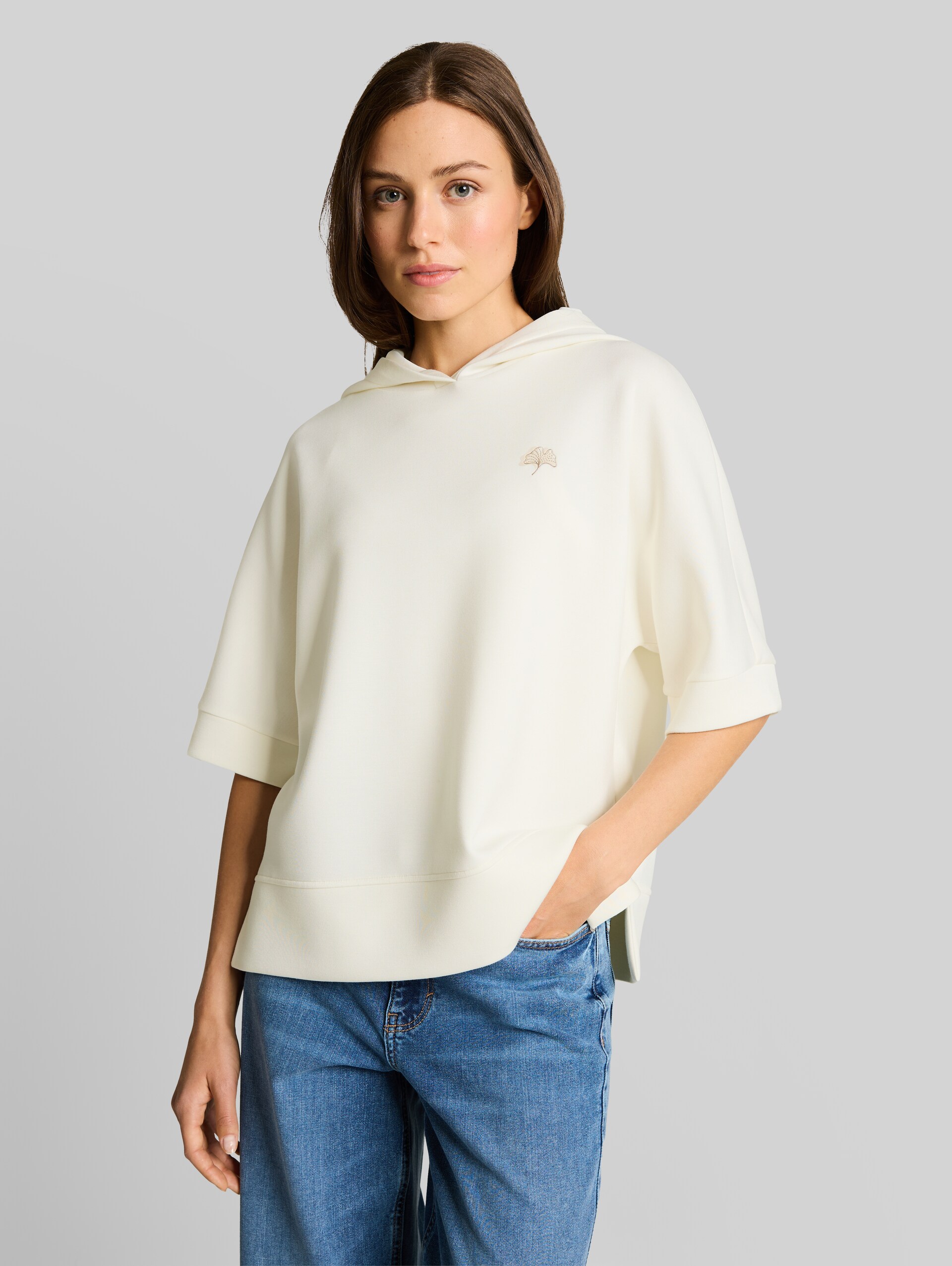 Hoodie Sweatshirt aus Scuba - Whisper White - Ausschnitt Model-Vorderansicht