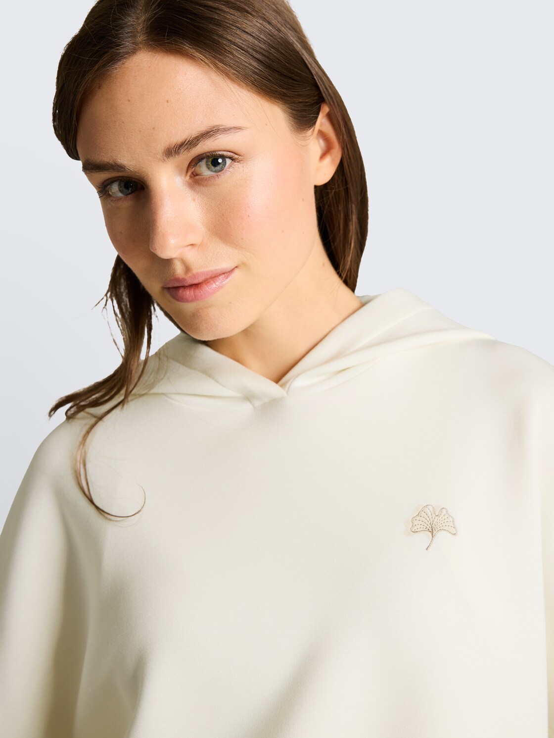 Hoodie Sweatshirt aus Scuba - Whisper White - Detail-Model-Ansicht