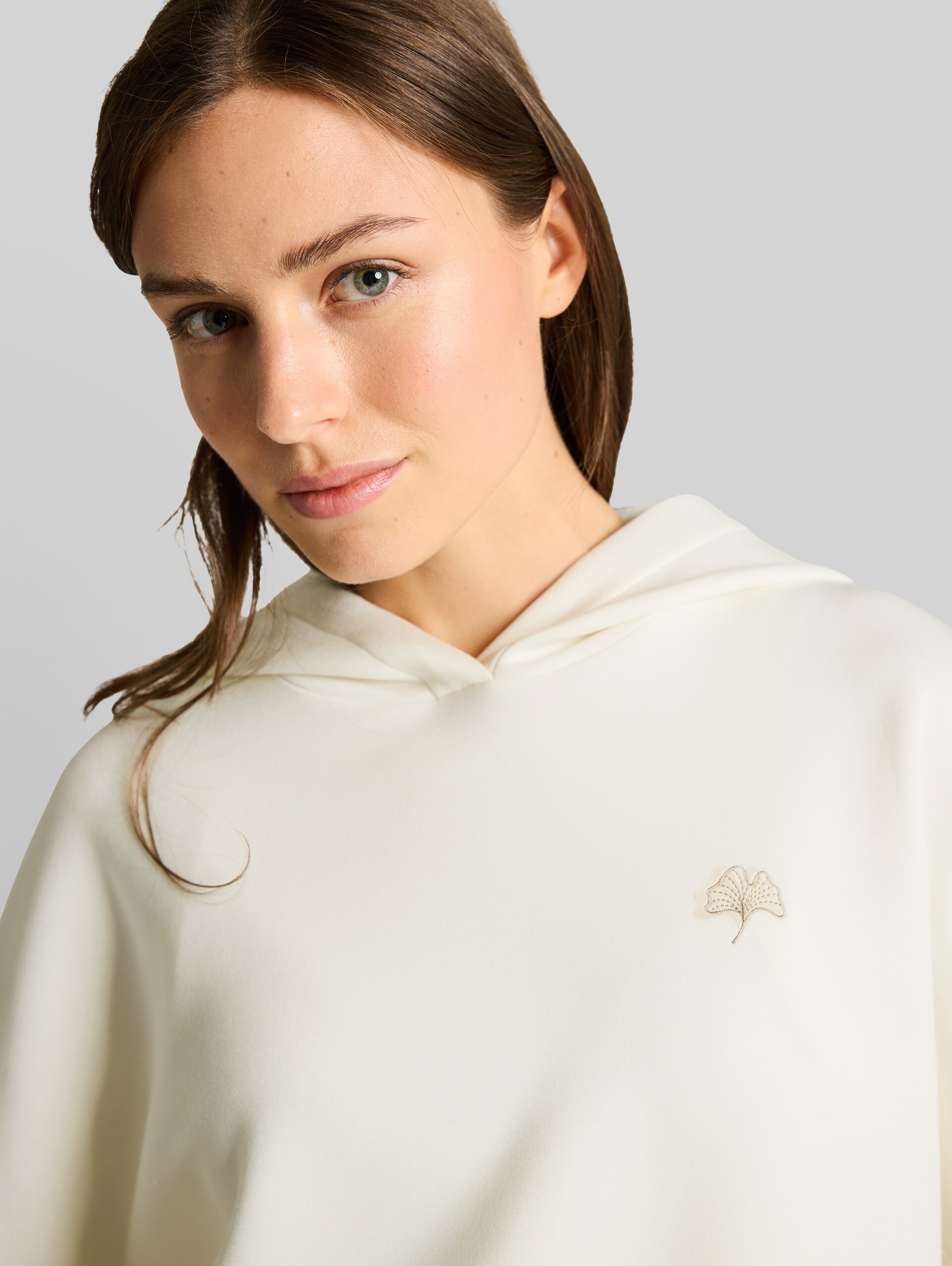Hoodie Sweatshirt aus Scuba - Whisper White - Detail-Model-Ansicht