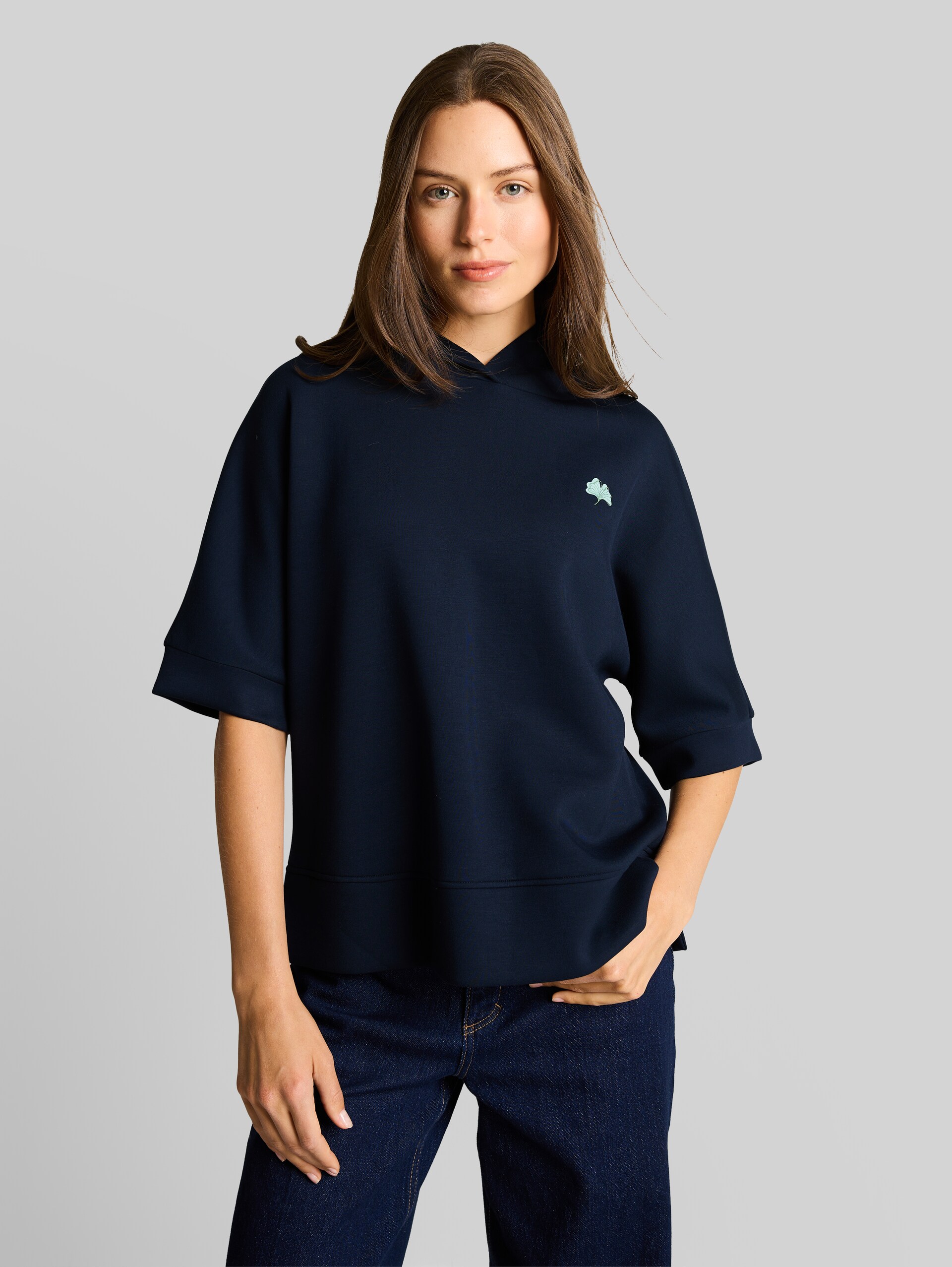 Hoodie Sweatshirt aus Scuba - sky captain blue - Ausschnitt Model-Vorderansicht