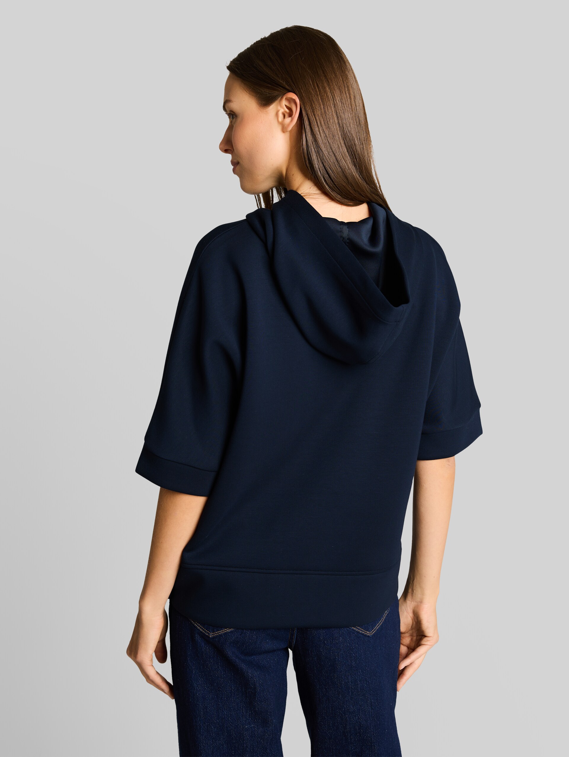Hoodie Sweatshirt aus Scuba - sky captain blue - Auschnitt Model-Rückansicht