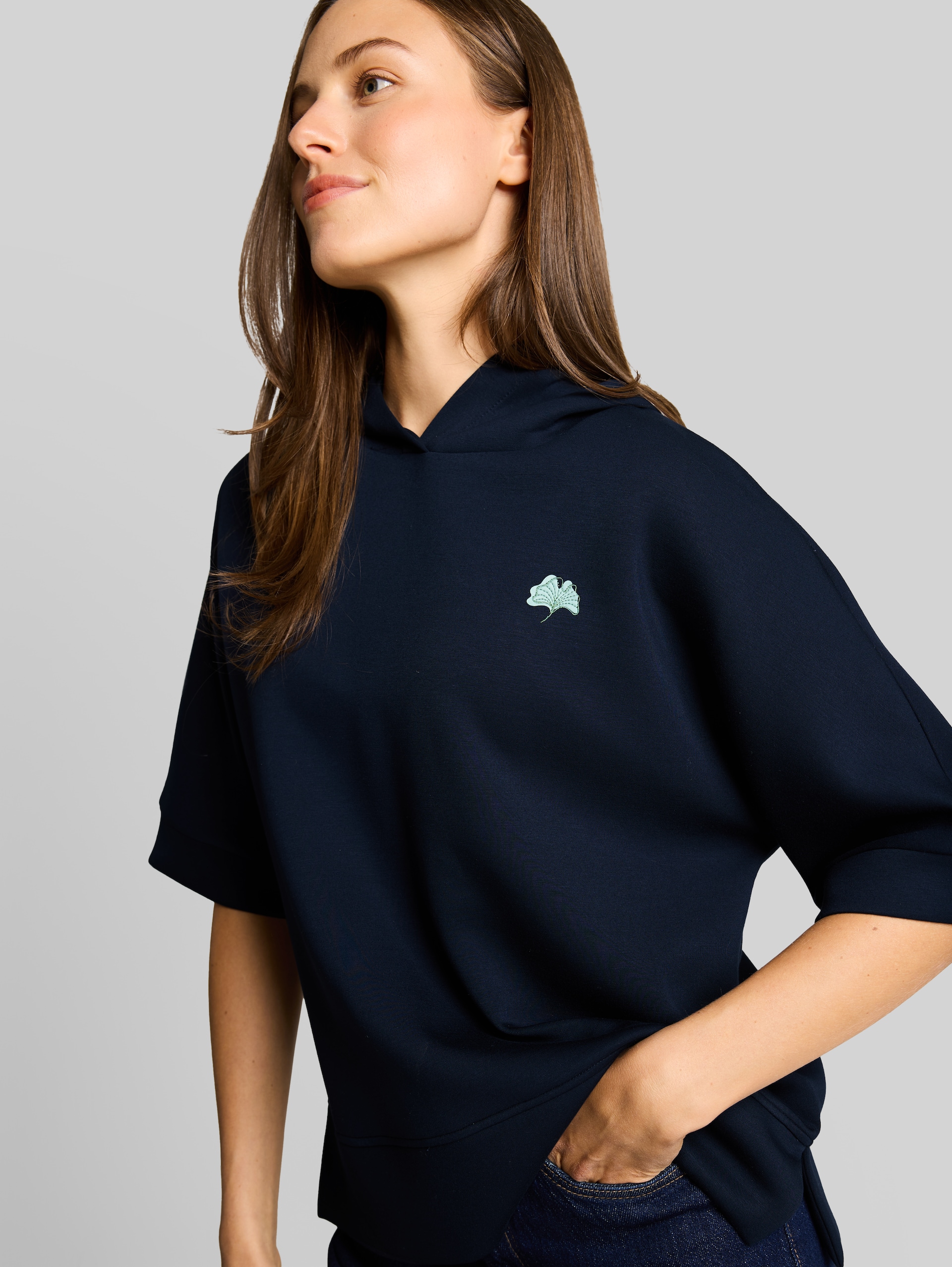 Hoodie Sweatshirt aus Scuba - sky captain blue - Detail-Model-Ansicht