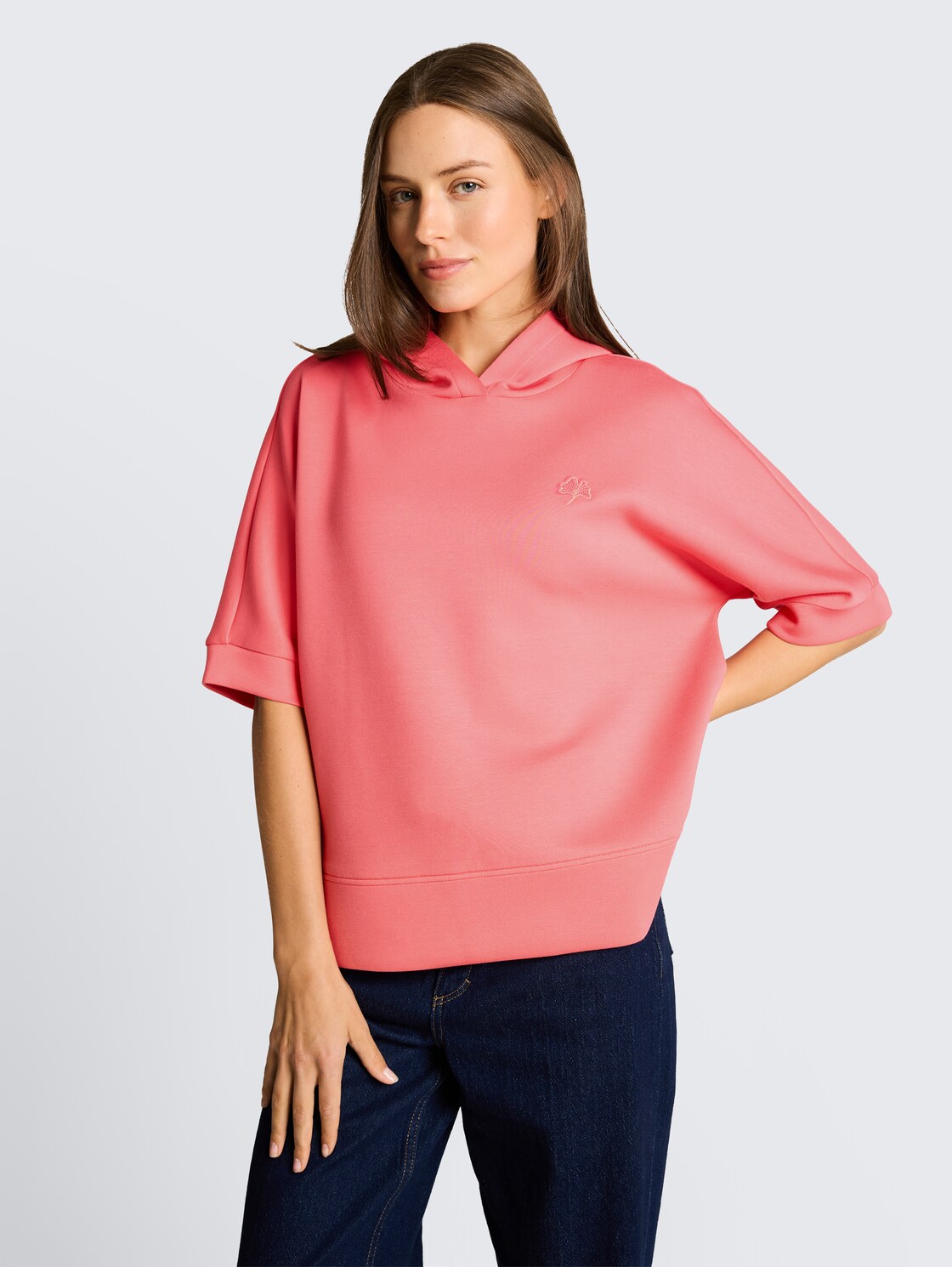 Hoodie Sweatshirt aus Scuba - soft coral pink - Ausschnitt Model-Vorderansicht
