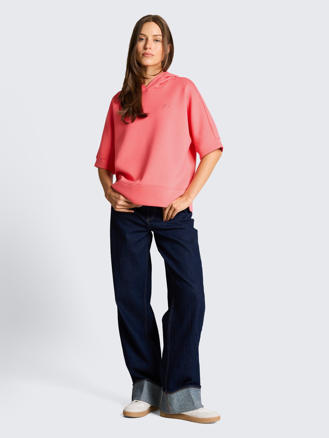 Hoodie Sweatshirt aus Scuba - soft coral pink - Model-Vorderansicht