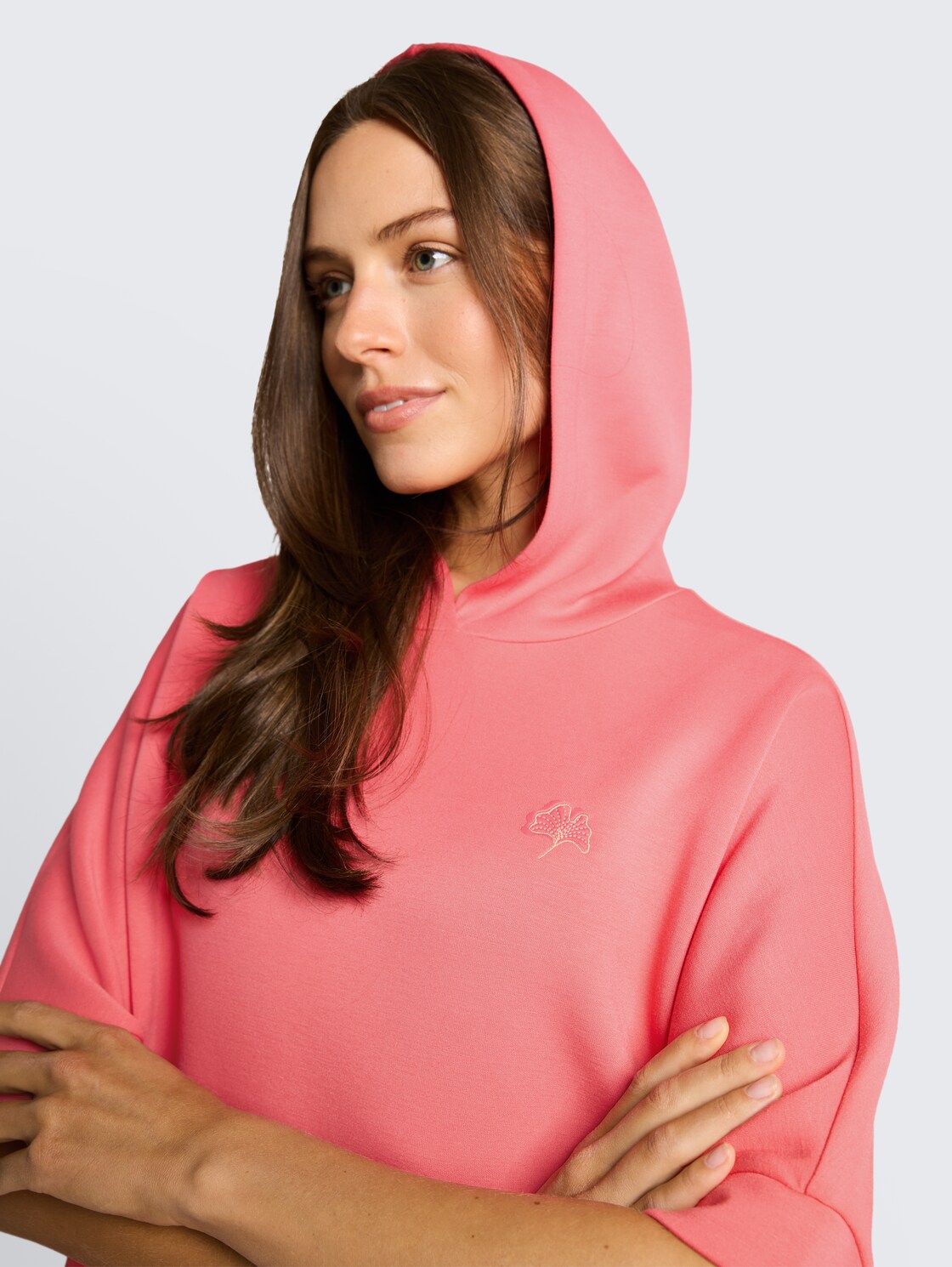 Hoodie Sweatshirt aus Scuba - soft coral pink - Detail-Model-Ansicht