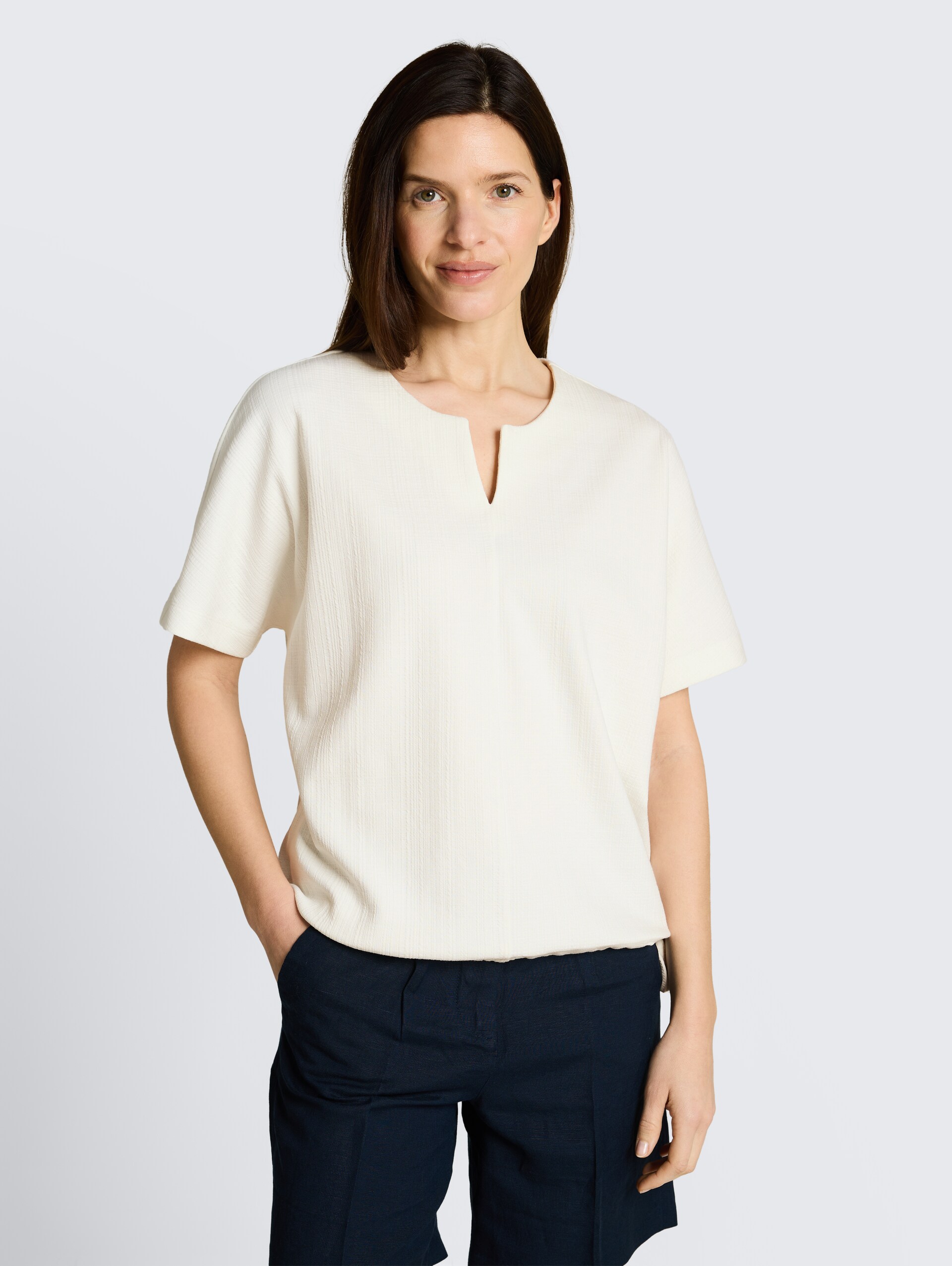 Jacquard sweatshirt with V-neck - Whisper White - Neckline model front view