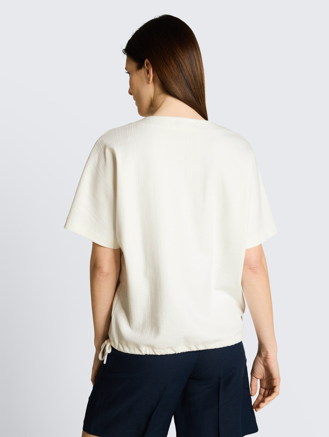 Jacquard Sweatshirt mit V-Ausschnitt - Whisper White - Auschnitt Model-Rückansicht