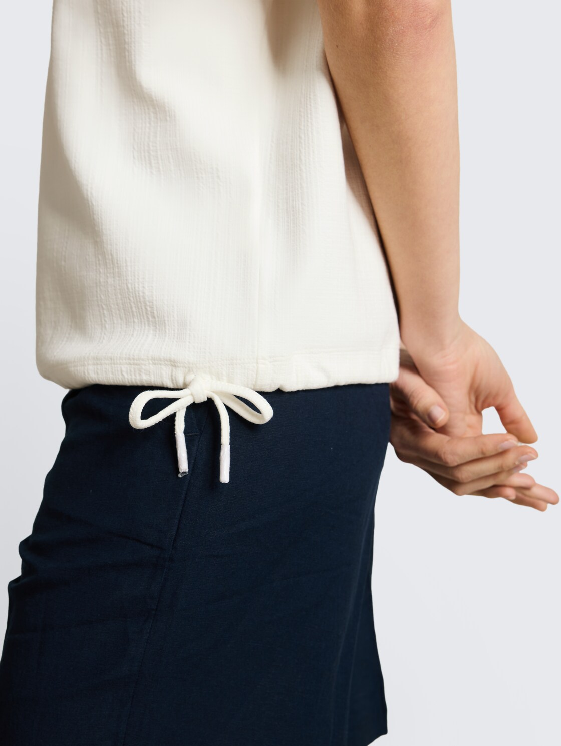 Jacquard Sweatshirt mit V-Ausschnitt - Whisper White - Detail-Model-Ansicht