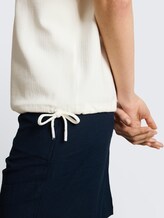 Jacquard Sweatshirt mit V-Ausschnitt - Whisper White - Detail-Model-Ansicht