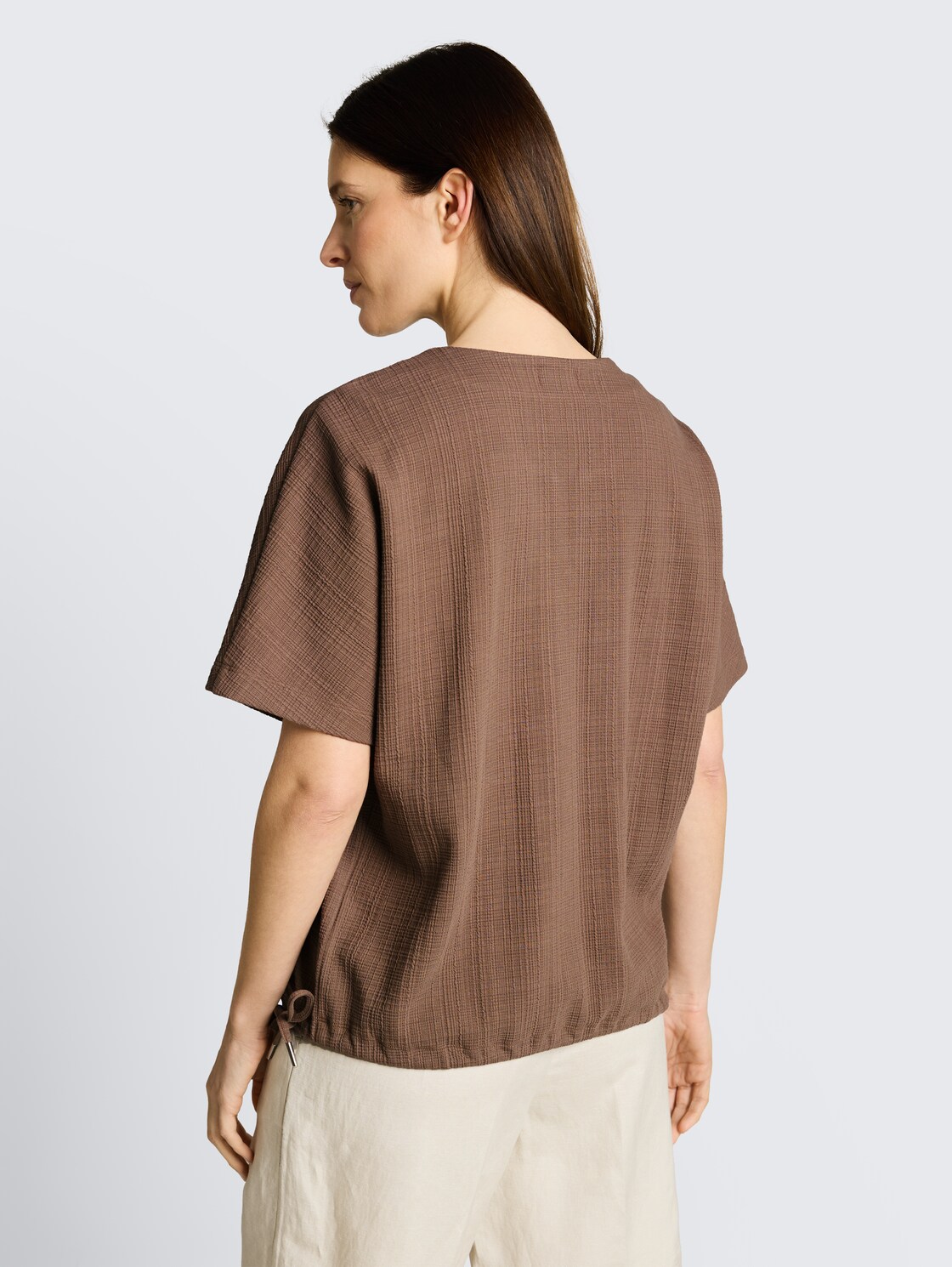 Jacquard Sweatshirt mit V-Ausschnitt - taupe grey - Auschnitt Model-Rückansicht