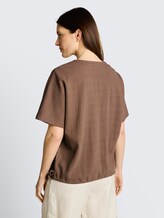 Jacquard Sweatshirt mit V-Ausschnitt - taupe grey - Auschnitt Model-Rückansicht