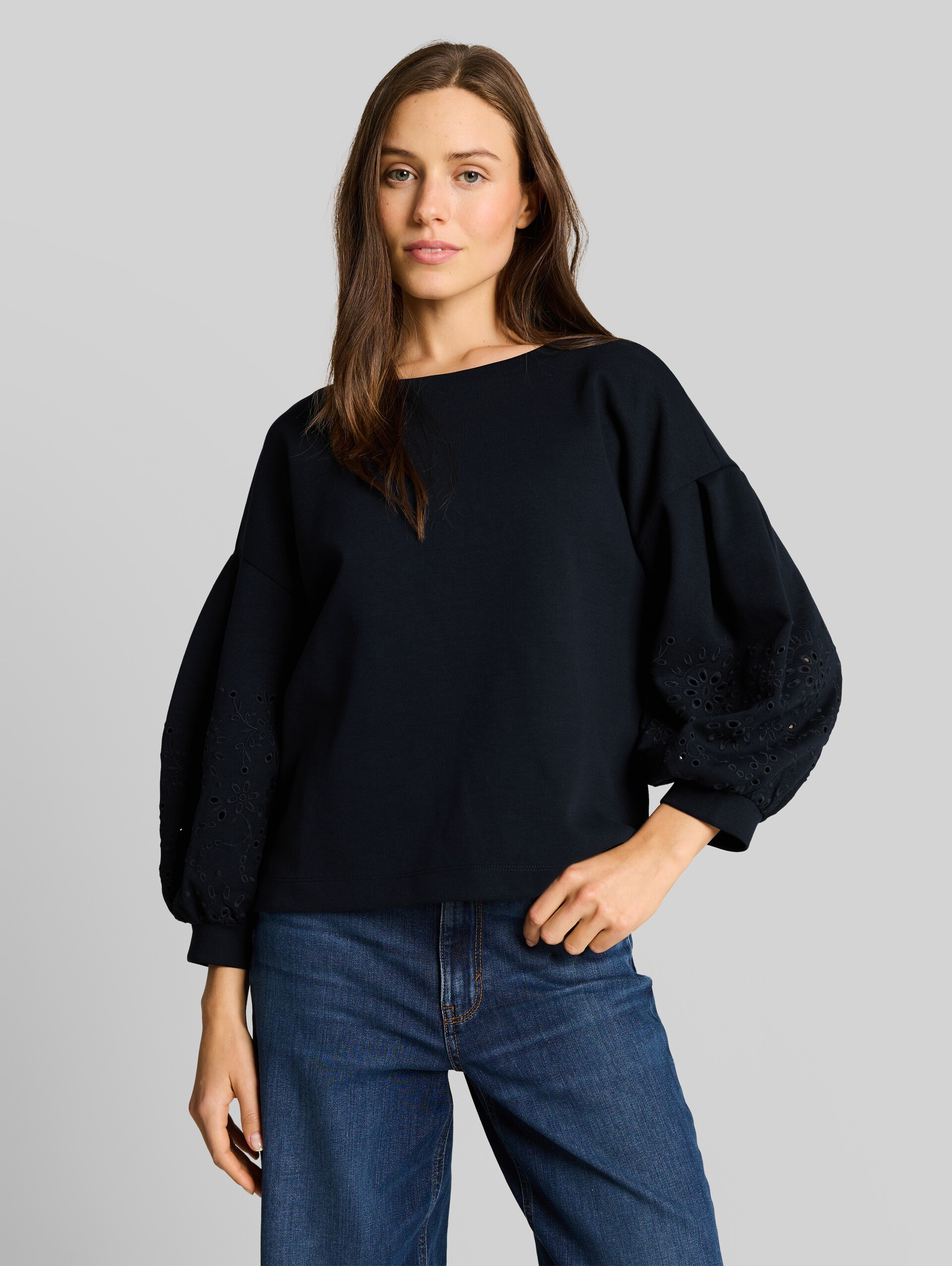 Boxy Sweatshirt mit Lochstickerei - sky captain blue - Ausschnitt Model-Vorderansicht